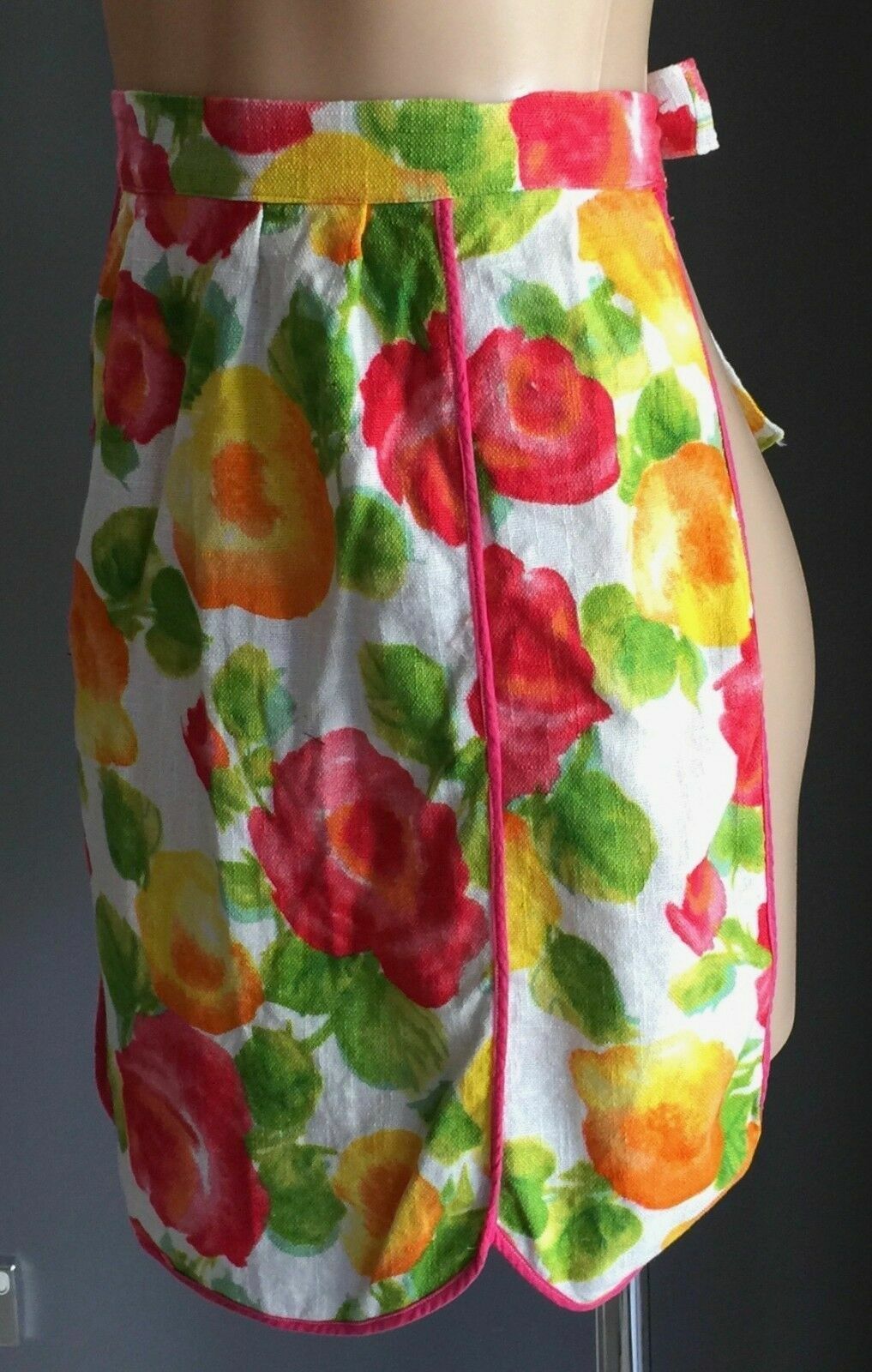 HALF APRON Vintage 1960s Bright Colour Roses 3 Petal Linen Waist Tie Sz 8 10 NEW