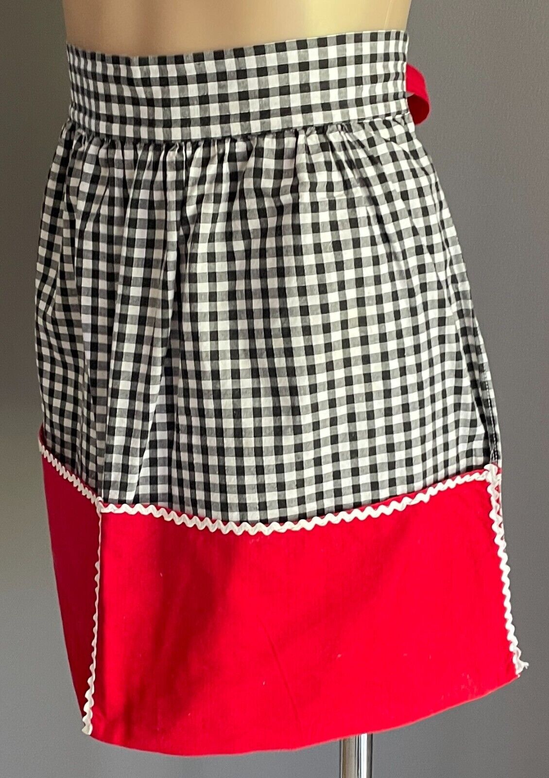 Vintage Kitchen Apron Black White Gingham Red Trim Pouch Pocket Waist Tie 8  12