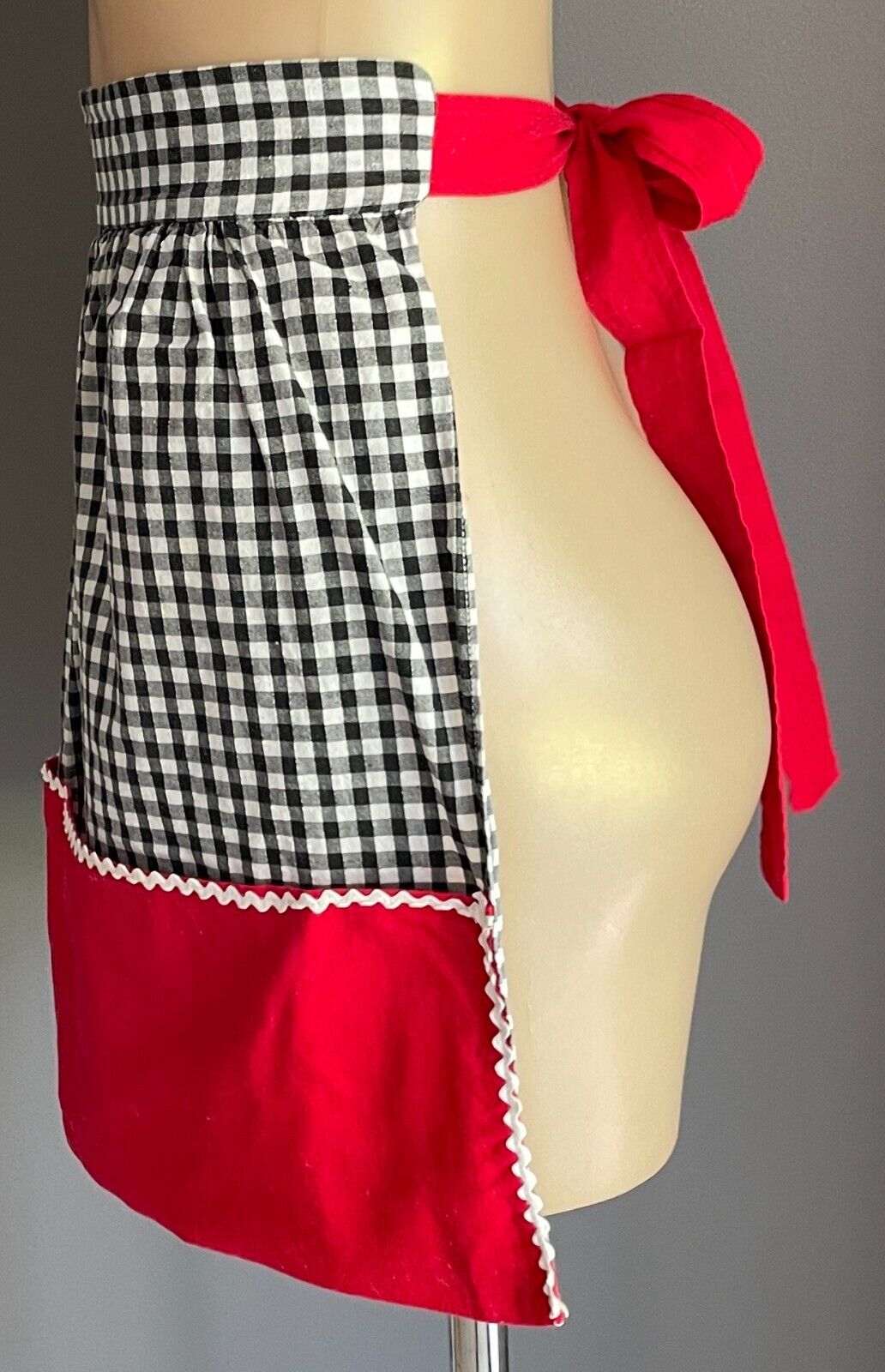 Vintage Kitchen Apron Black White Gingham Red Trim Pouch Pocket Waist Tie 8  12