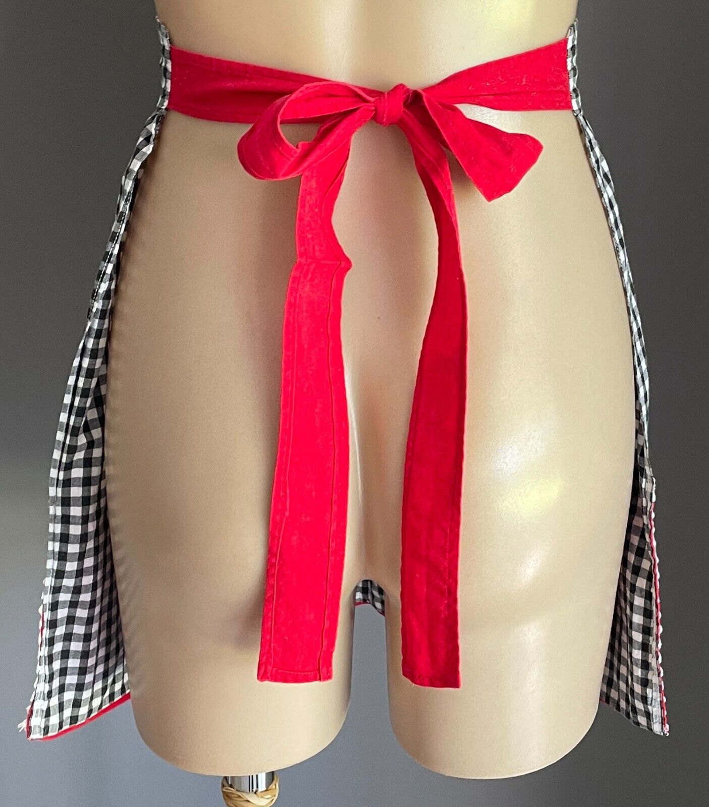 Vintage Kitchen Apron Black White Gingham Red Trim Pouch Pocket Waist Tie 8  12