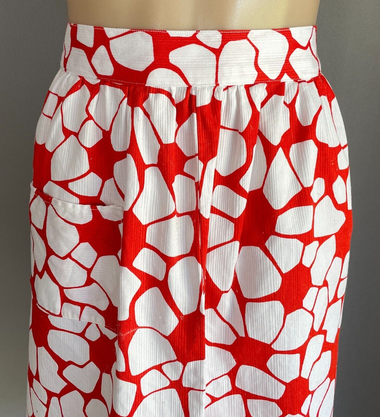 Vintage Kitchen Apron 1980's Red & White Bold Flowers Cotton Size 10 14 Handmade