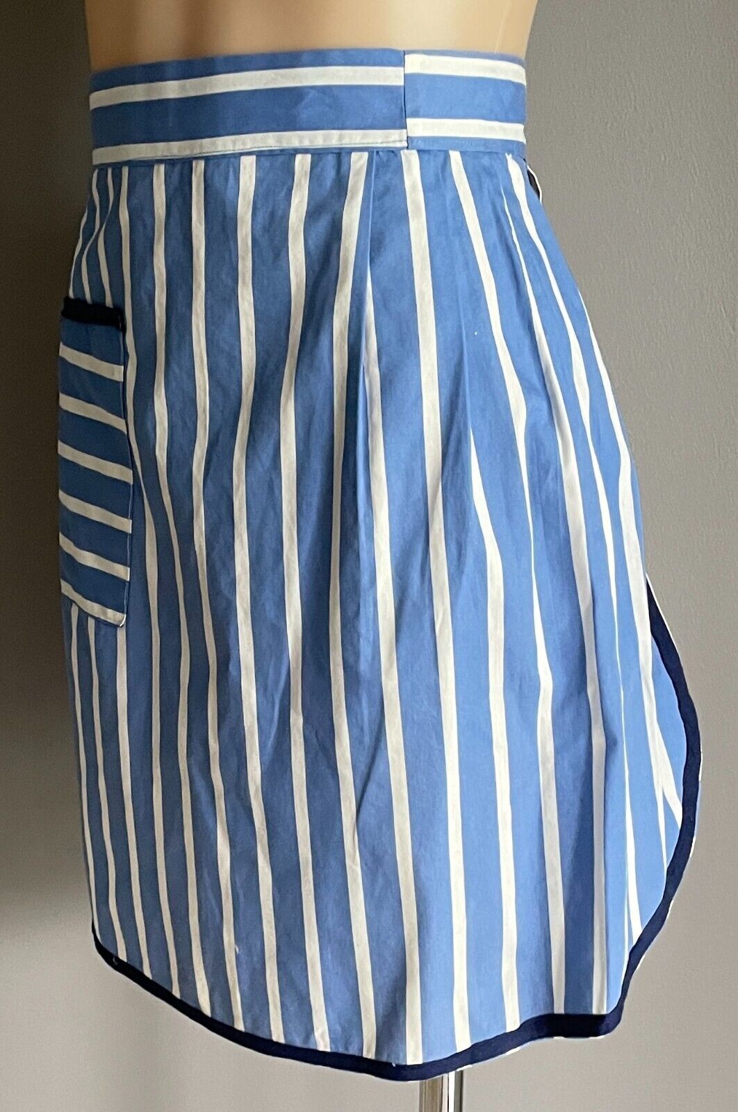 HALF APRON Vintage 1960's Blue White Stripe Waist Tie Size 10 - 12 NEW NOS