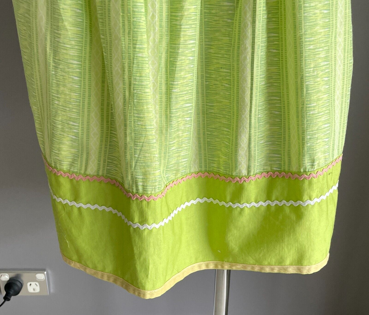 HALF APRON Vintage Lime Green Waist Tie Print Size 10 - 12 Pocket