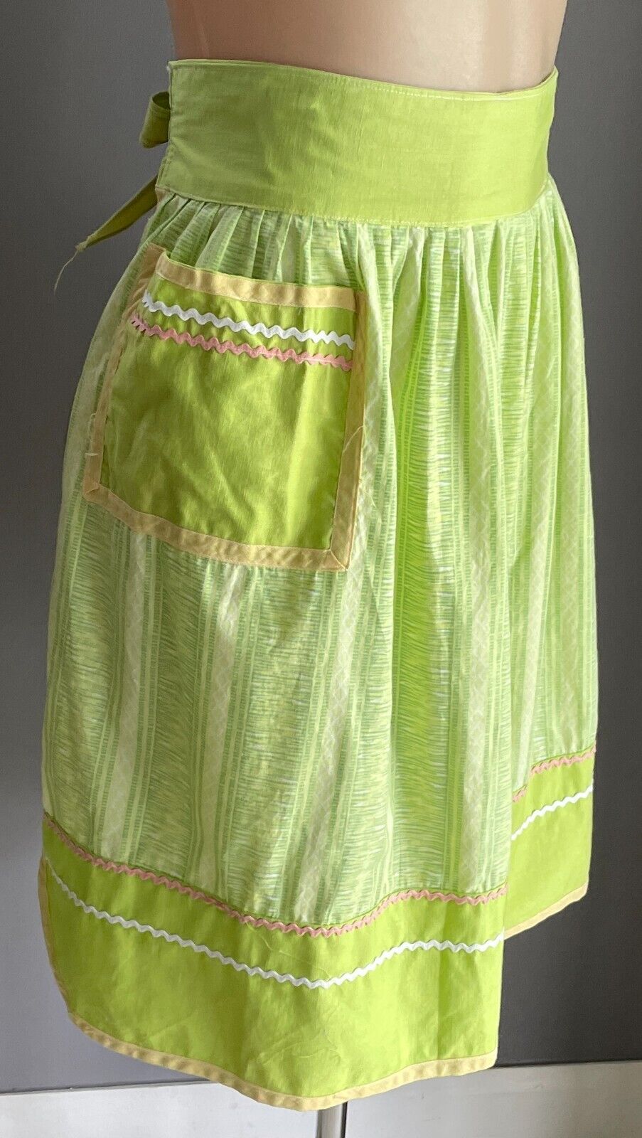 HALF APRON Vintage Lime Green Waist Tie Print Size 10 - 12 Pocket