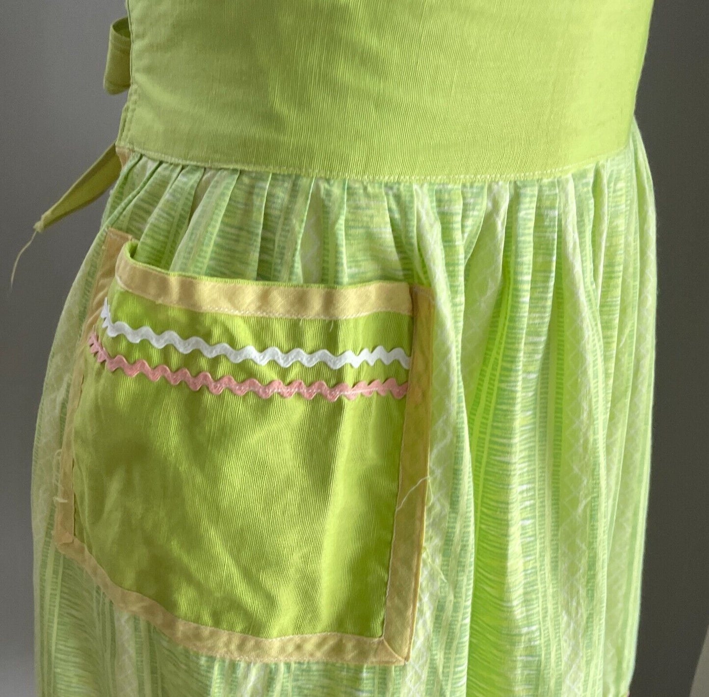 HALF APRON Vintage Lime Green Waist Tie Print Size 10 - 12 Pocket