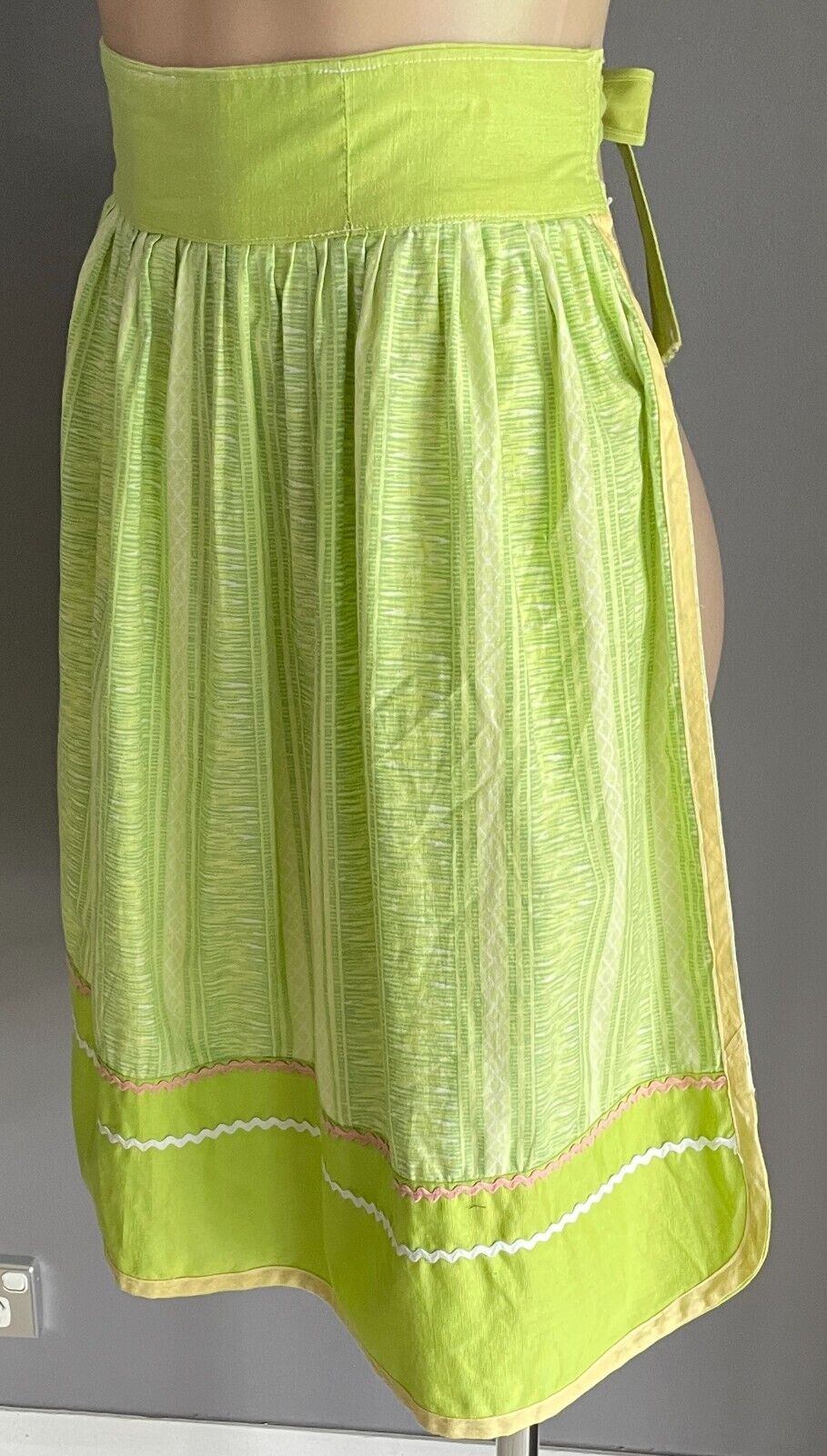 HALF APRON Vintage Lime Green Waist Tie Print Size 10 - 12 Pocket