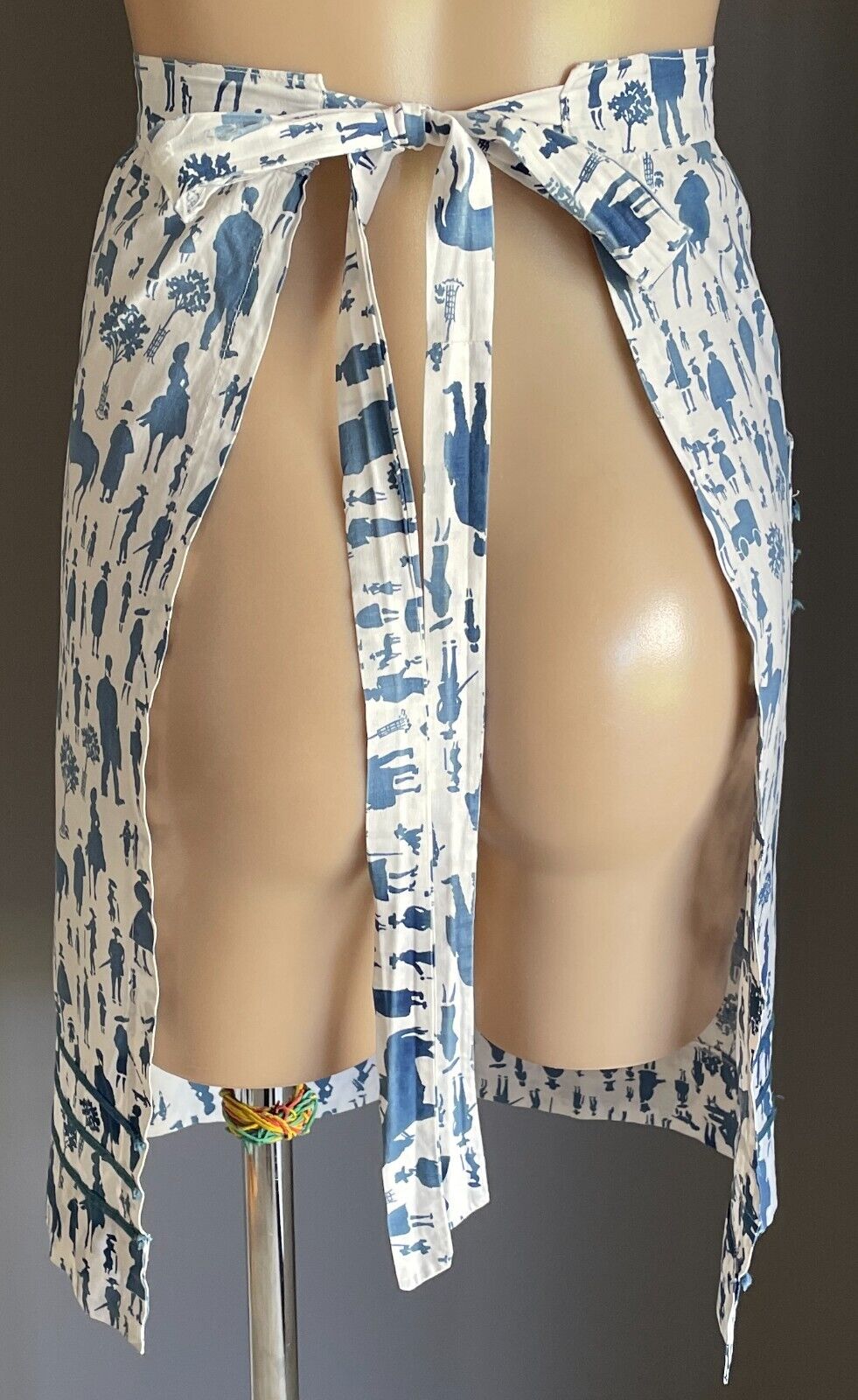HALF APRON Vintage 1950's White Blue "People" Print Fabric Waist Tie Size 12  14