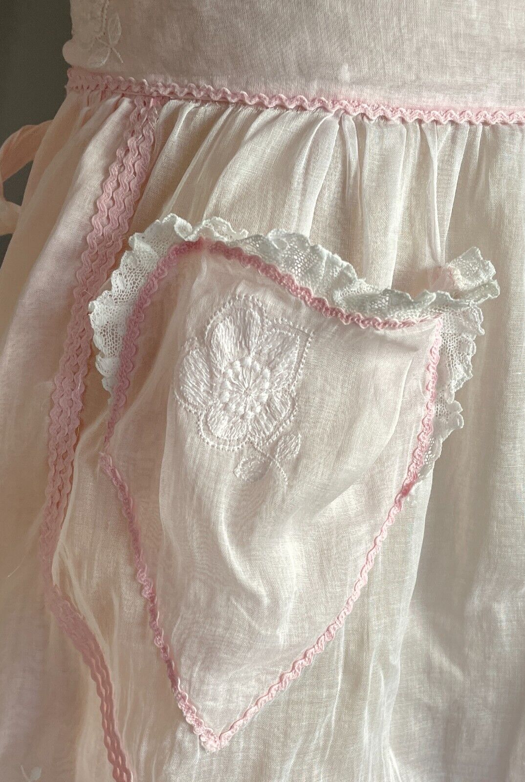 HALF APRON Vintage Baby Pink Waist Tie Floral Print Heart Pocket Sz 8 10 12