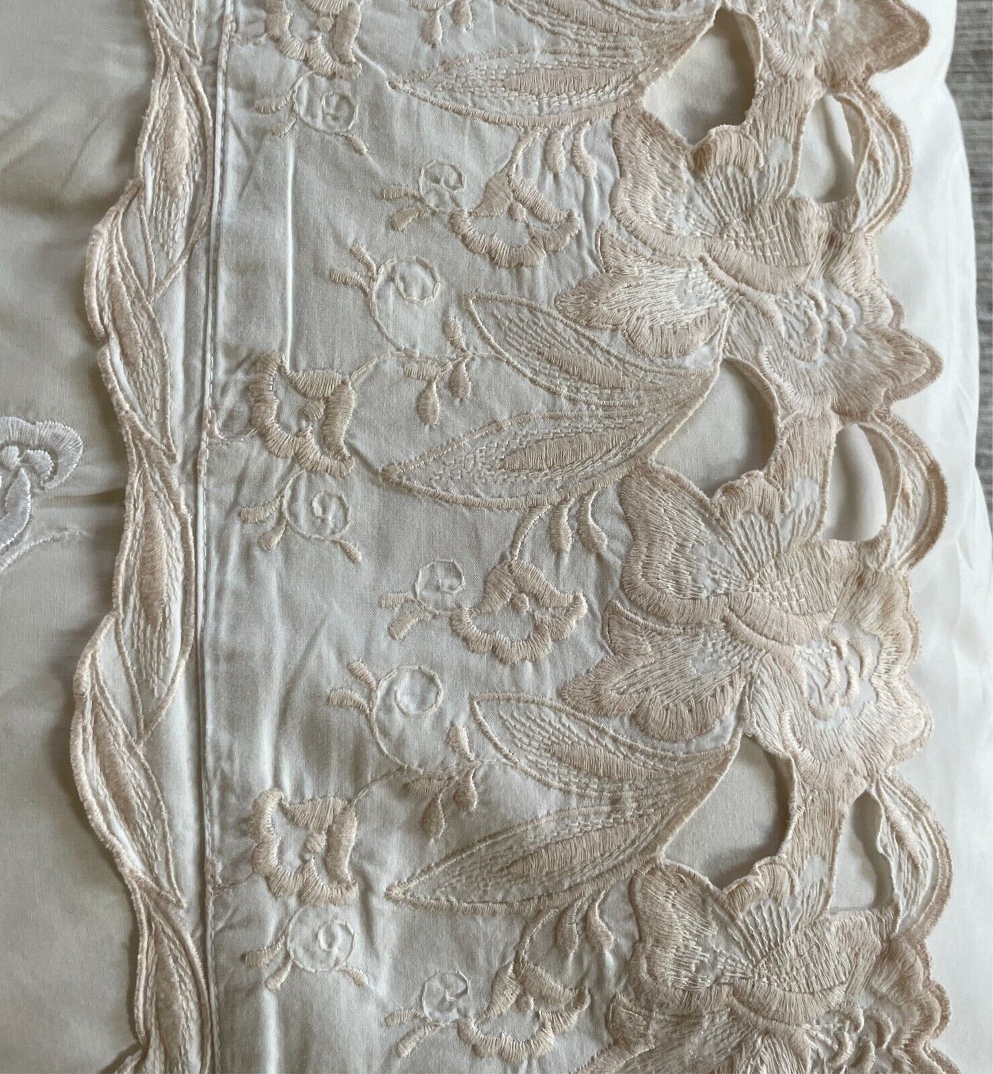 1 x Vintage White Beige Pillowcase Embroidered Cut Lace Detailing 50x67cm 1970s