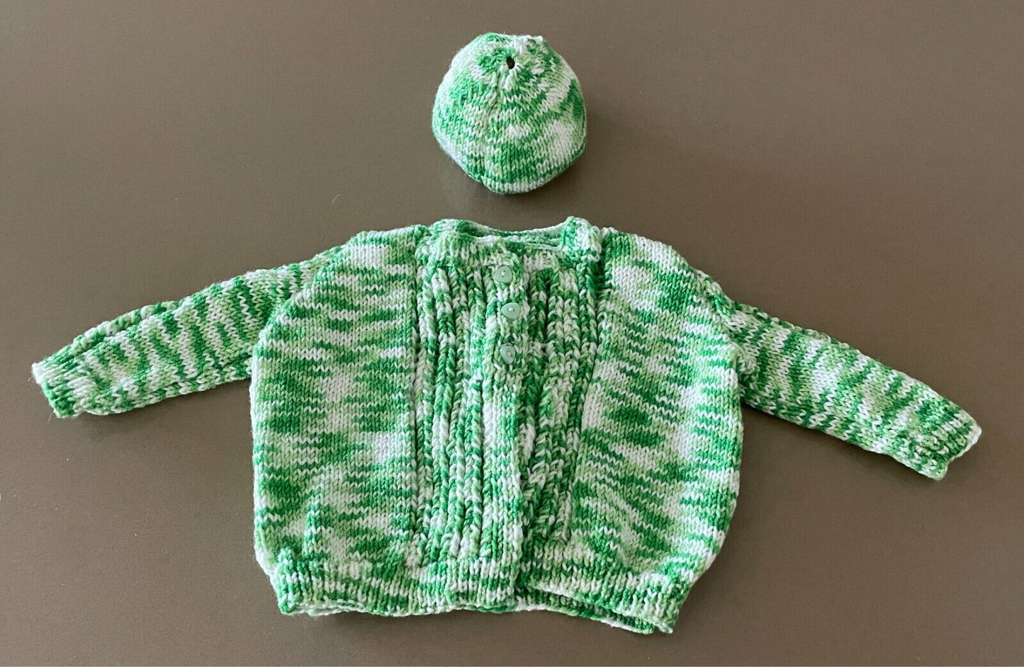 Cardigan + Beanie Green & White Chunky Knit Hand Made 0 - 6 months Unisex NEW