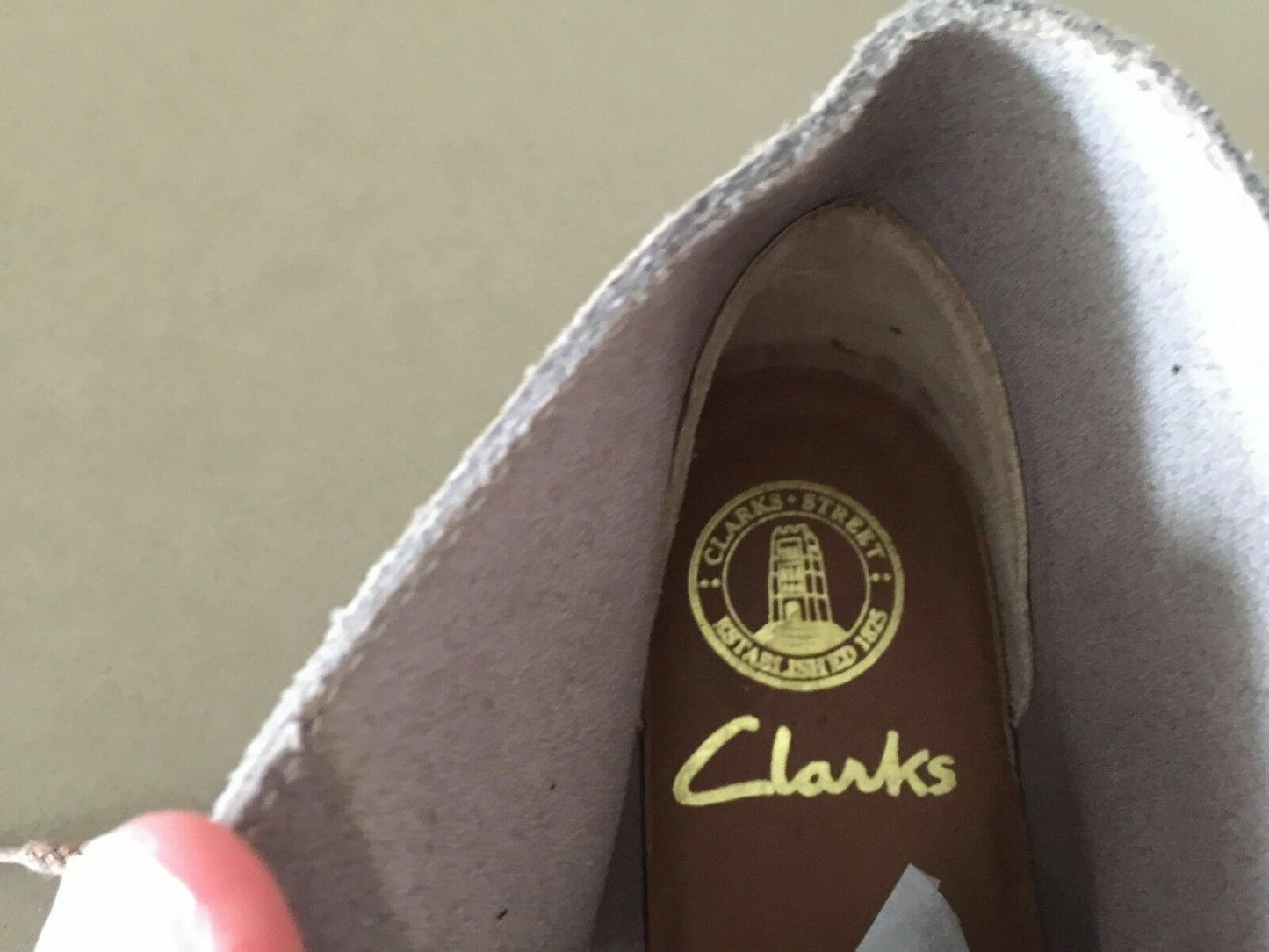 CLARKS Desert Boots Junior Taupe Suede Leather Sz 2E Shoes Lace up Ankle Boots