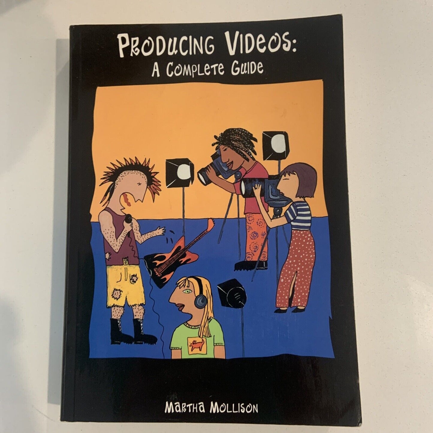 PB Book PRODUCING VIDEOS A Complete Guide by Martha Mollison 1997 Instruction