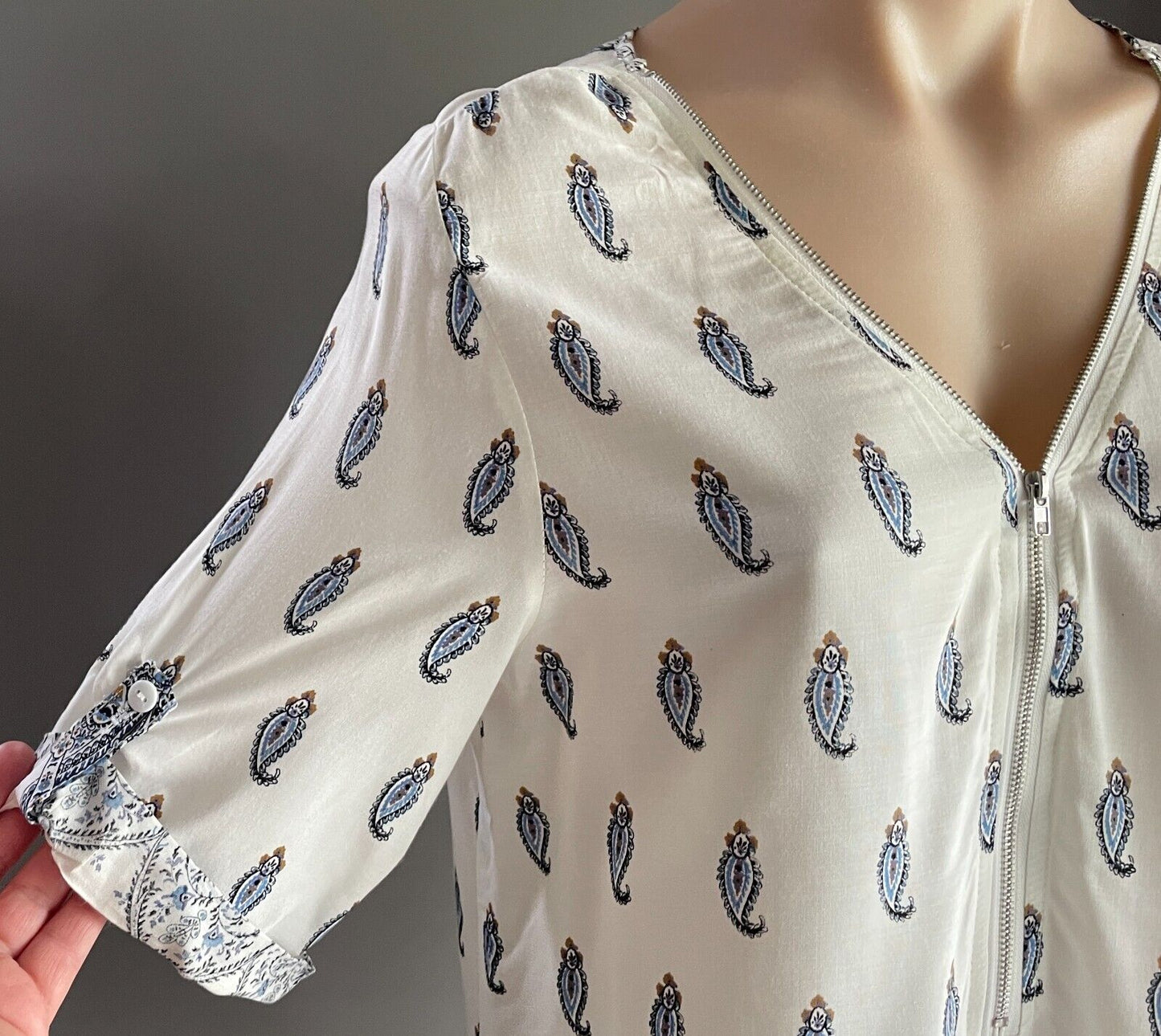 REISS EMPORIUM Zip Front Top Neck  White Blue Paisley Short Cuff Sleeve Size 12