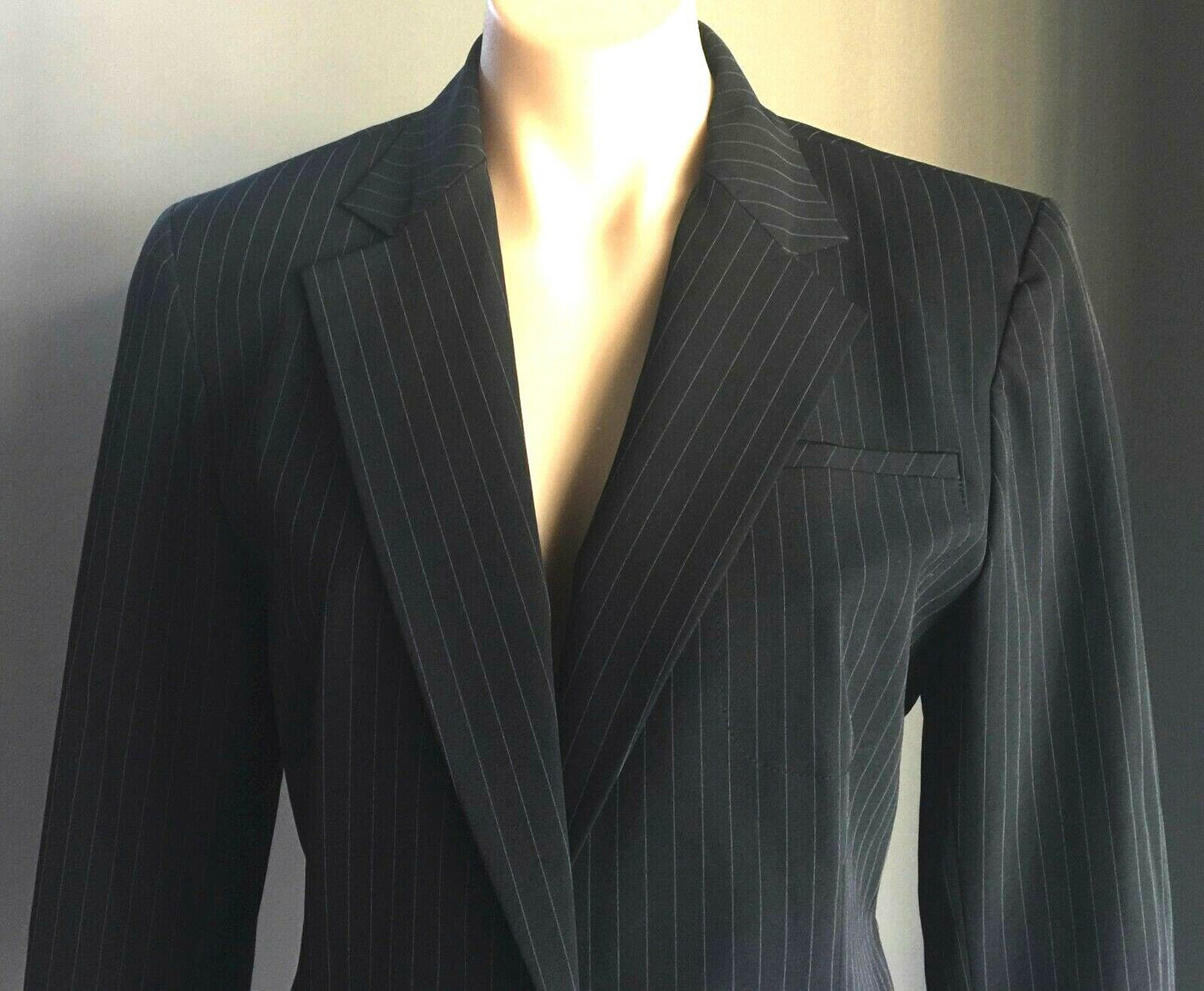 DKNY Blazer Black Pinstripe Buttoned  Long Sleeve Fitted Jacket Ladies Size 10