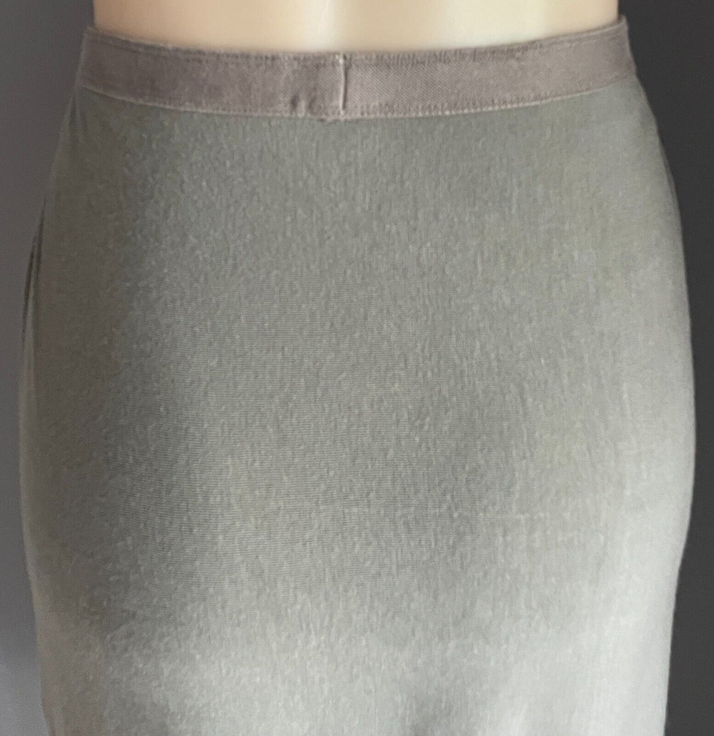 WITCHERY Skirt Khaki Elastic Pleated Waist Stretch Knit Size L Lined Knee Length