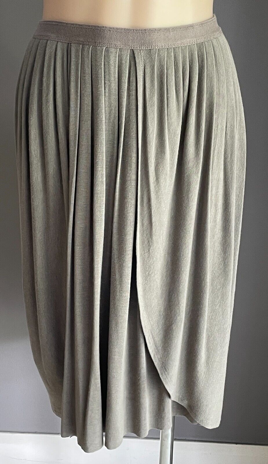 WITCHERY Skirt Khaki Elastic Pleated Waist Stretch Knit Size L Lined Knee Length