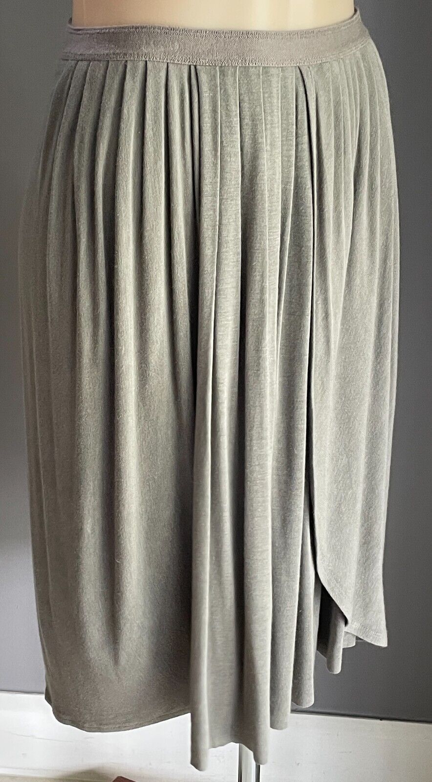 WITCHERY Skirt Khaki Elastic Pleated Waist Stretch Knit Size L Lined Knee Length