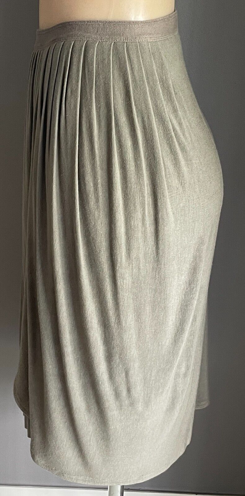WITCHERY Skirt Khaki Elastic Pleated Waist Stretch Knit Size L Lined Knee Length