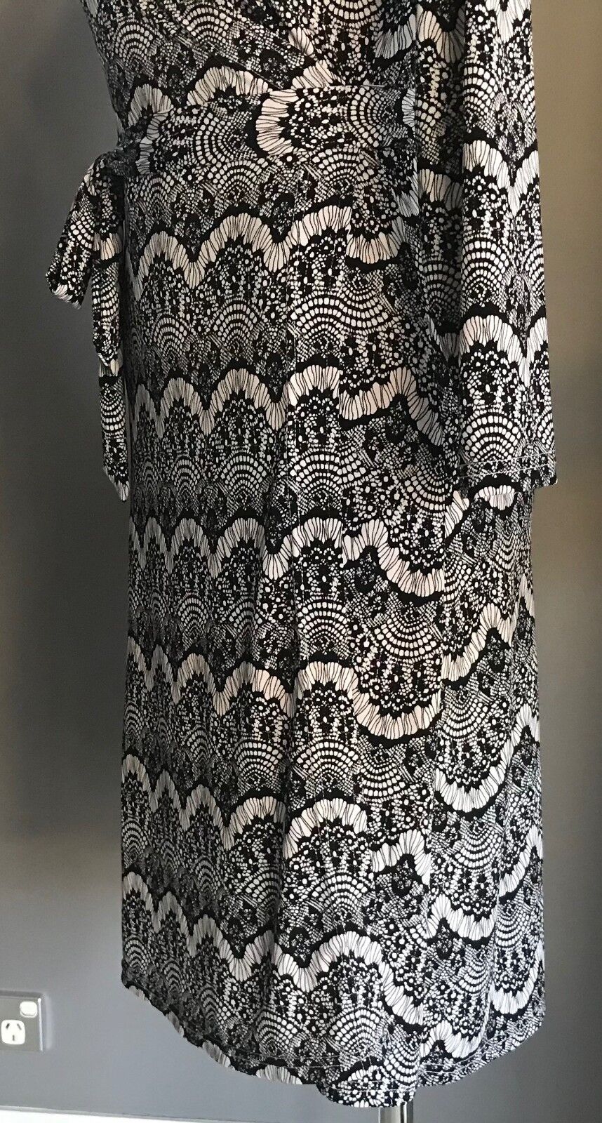 CARLY Q DESIGN Dress Black & White Print Long Sleeve Stretch Wrap Size S 8 10