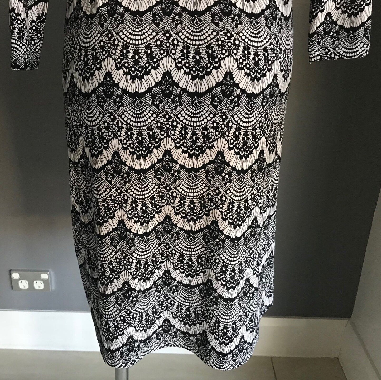 CARLY Q DESIGN Dress Black & White Print Long Sleeve Stretch Wrap Size S 8 10