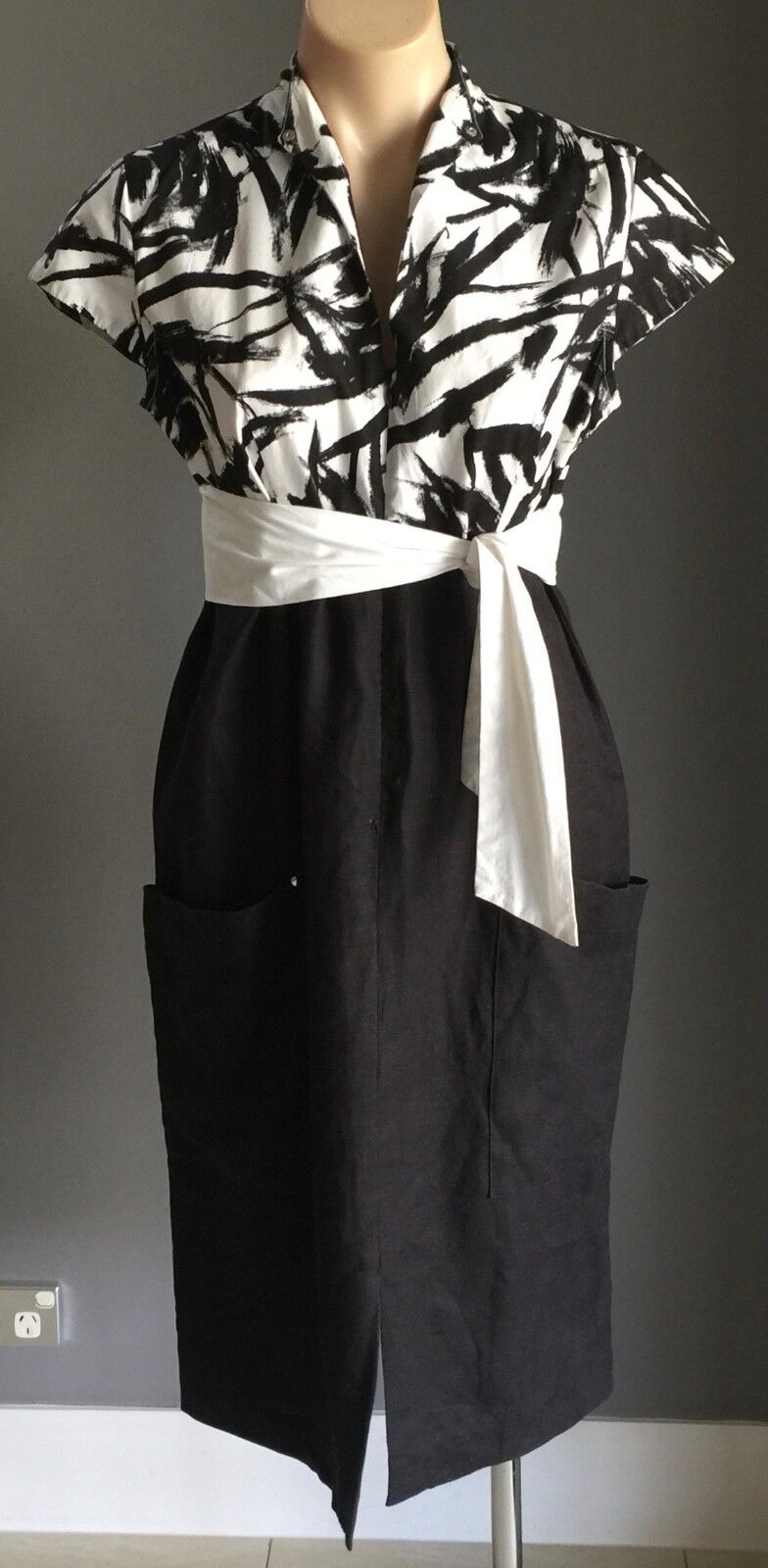 SANDRA SOULOS Dress Black & White Cap Sleeve Waist Tie Midi Frock Size 10