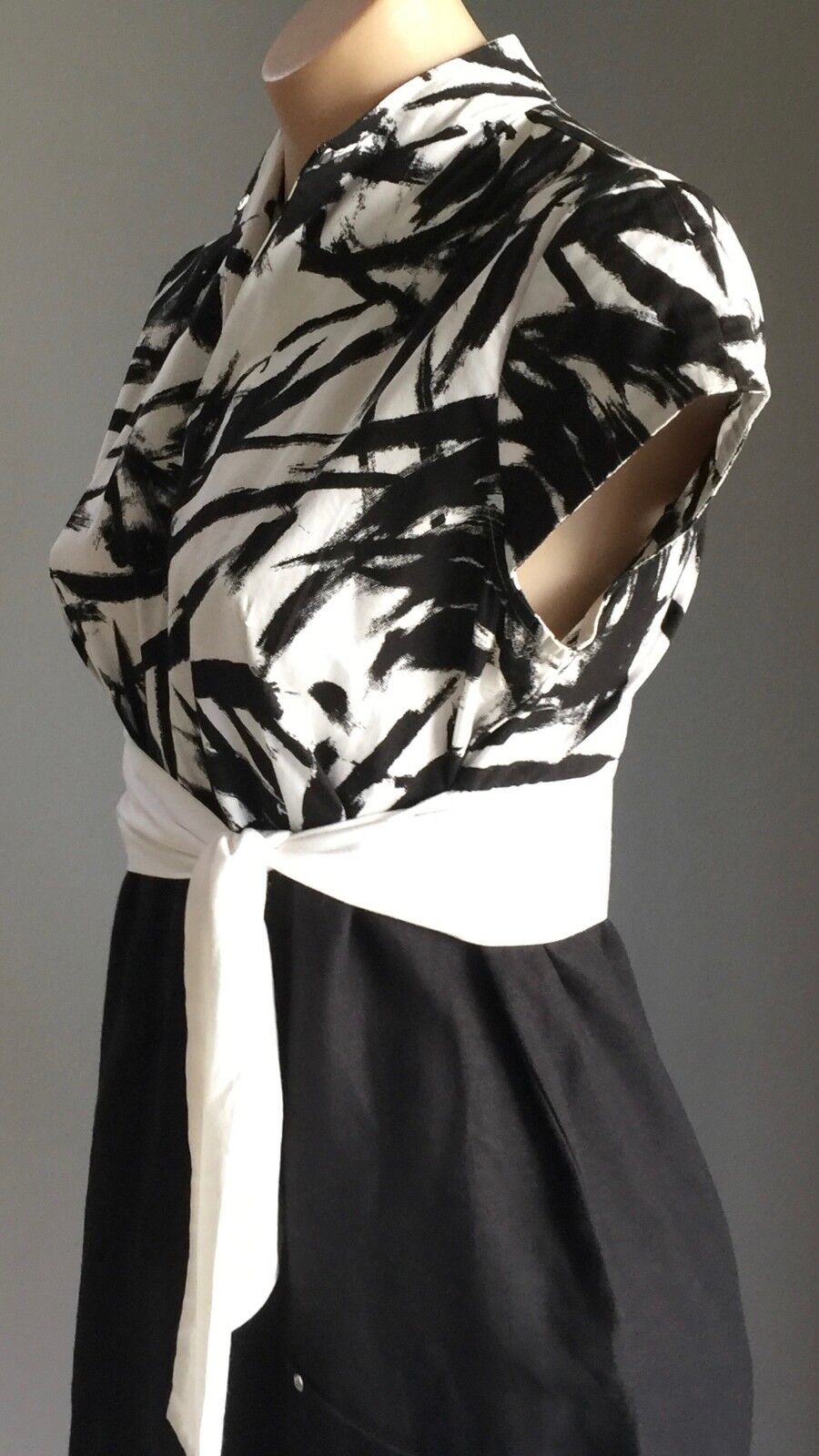 SANDRA SOULOS Dress Black & White Cap Sleeve Waist Tie Midi Frock Size 10