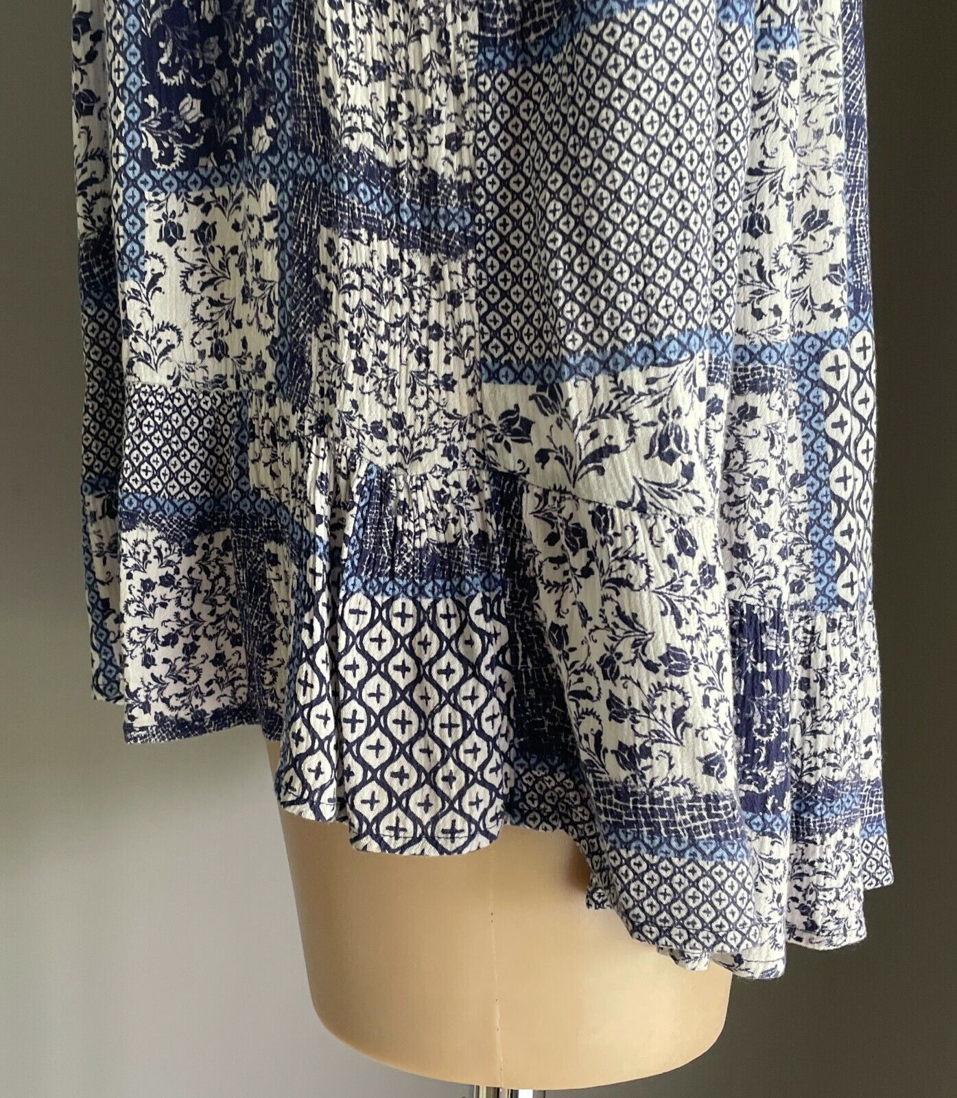 TARGET Top Blue & White Print Short Sleeve Peasant Style Hi-Lo Blouse Size 16