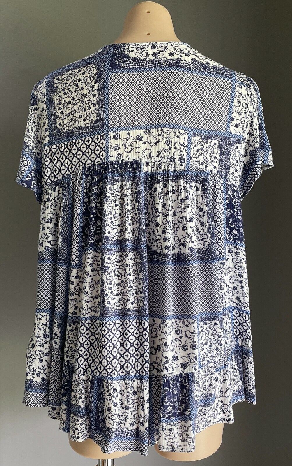 TARGET Top Blue & White Print Short Sleeve Peasant Style Hi-Lo Blouse Size 16