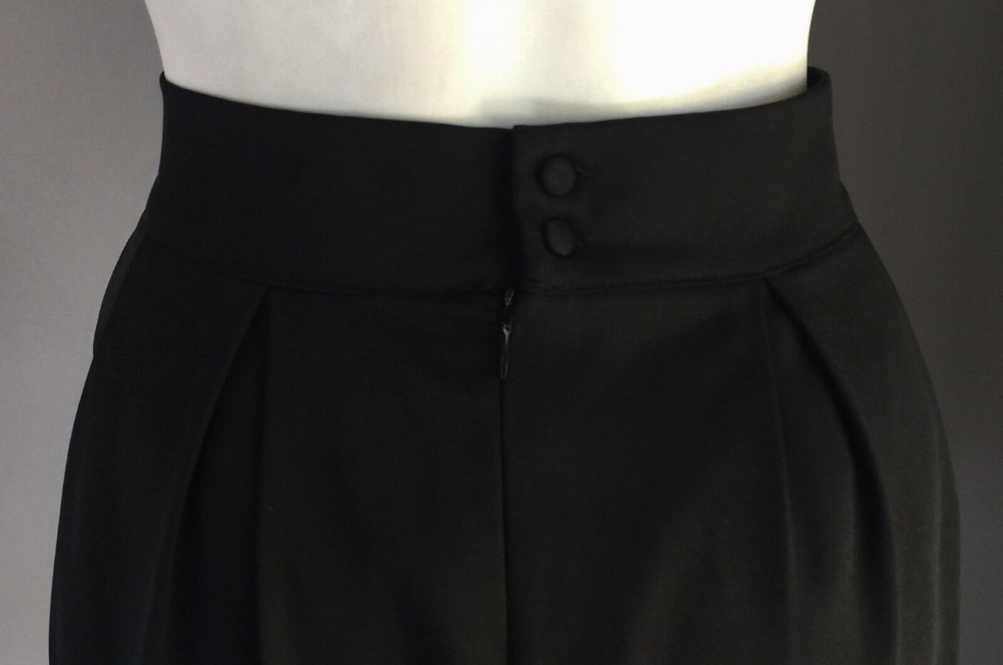 MIKA & GALA Mini Skirt Black Pleated w Gold Plate Belt Trim Waist Ladies Size 8