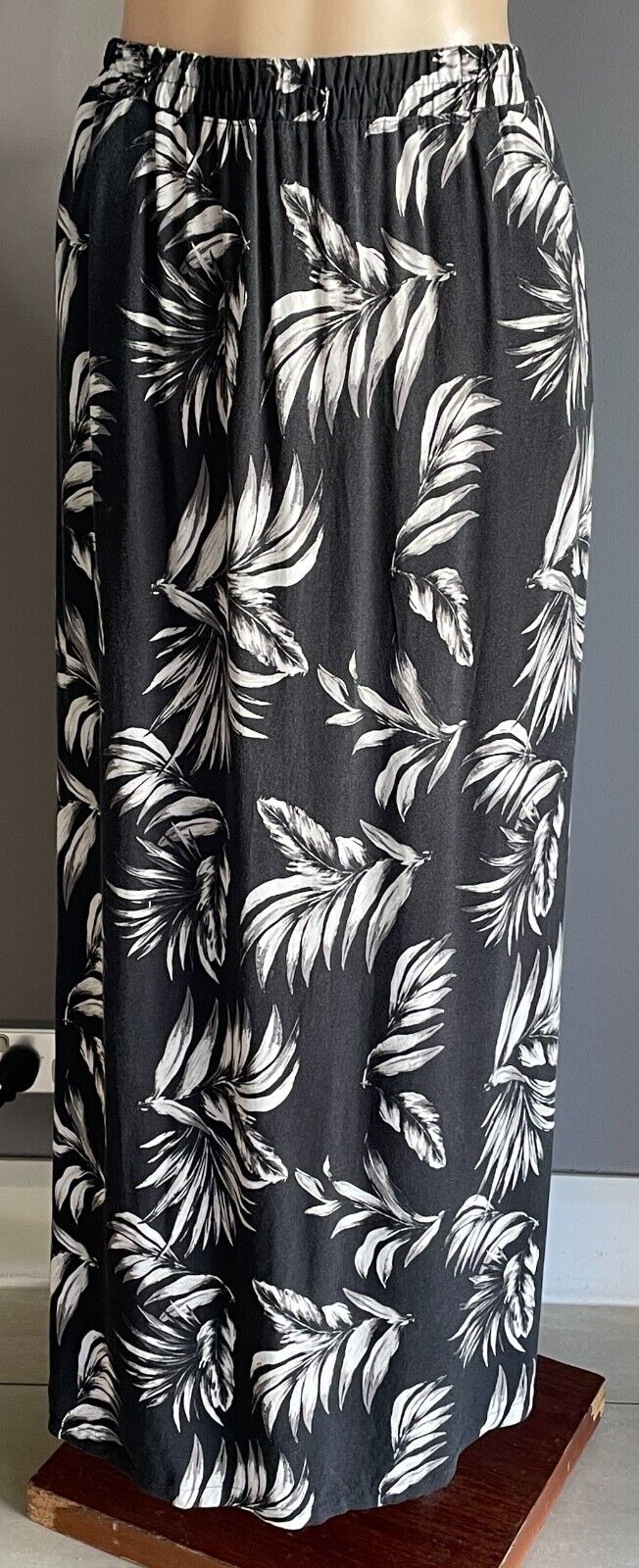 Maxi Skirt Black Off White Taupe Floral Print Size 16 Elastic Waist Side Slits
