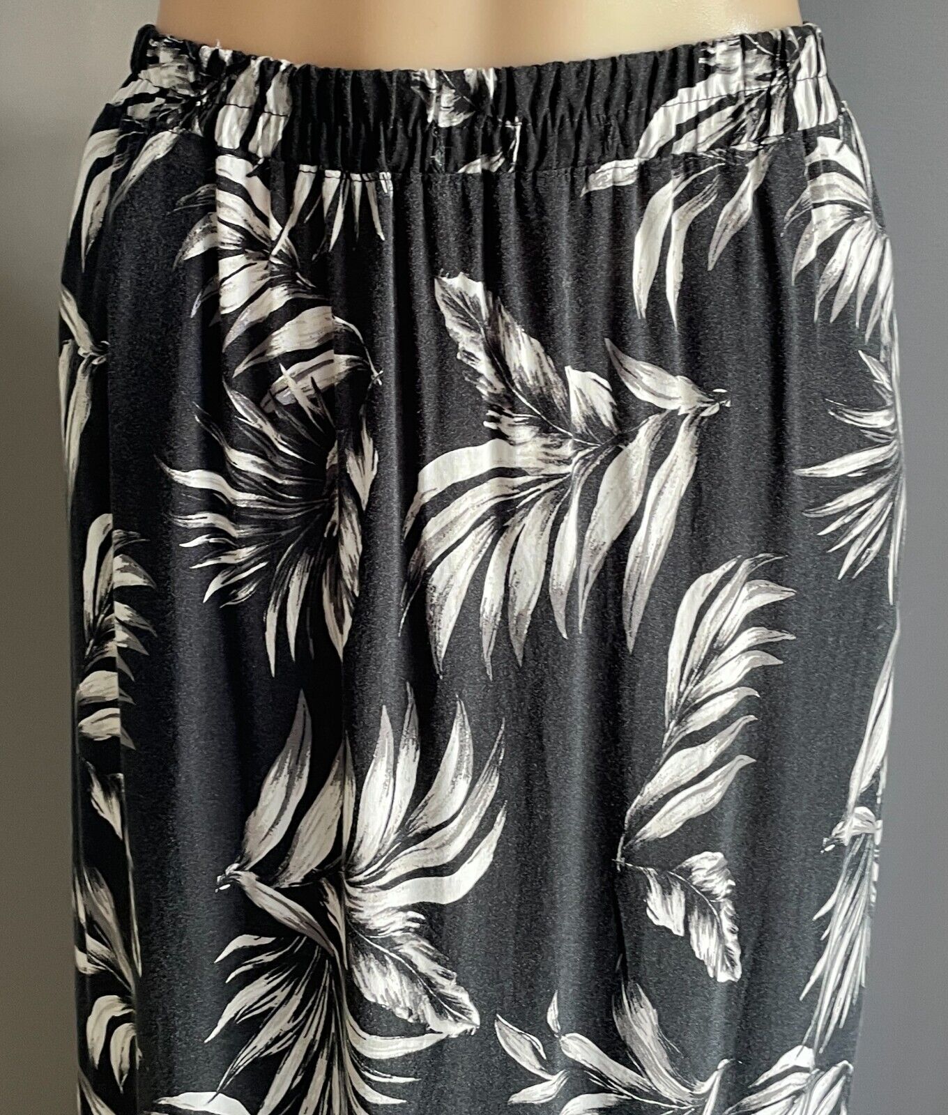 Maxi Skirt Black Off White Taupe Floral Print Size 16 Elastic Waist Side Slits