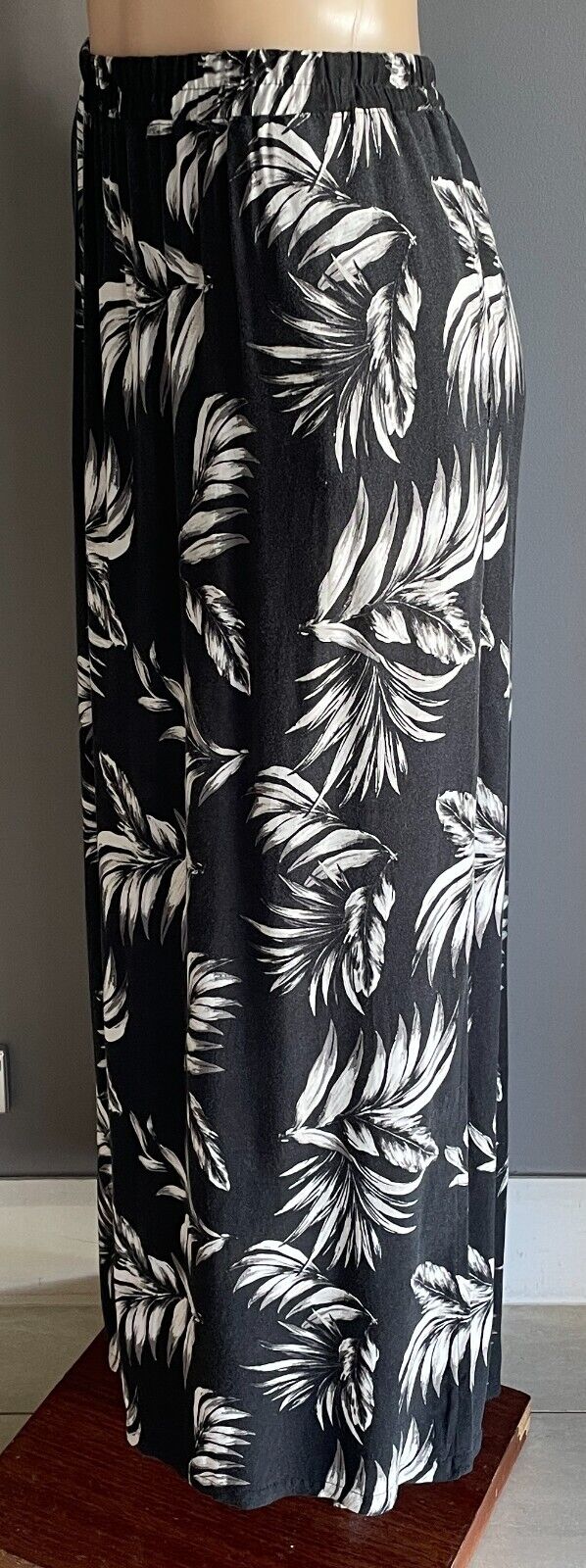 Maxi Skirt Black Off White Taupe Floral Print Size 16 Elastic Waist Side Slits