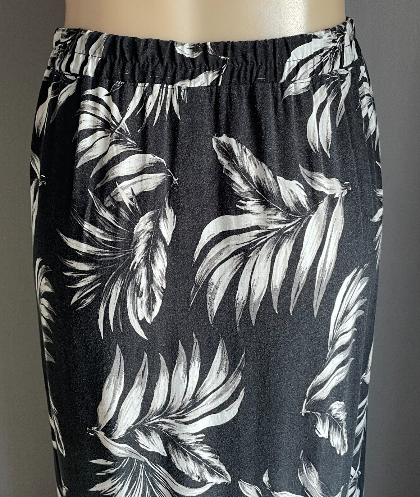 Maxi Skirt Black Off White Taupe Floral Print Size 16 Elastic Waist Side Slits