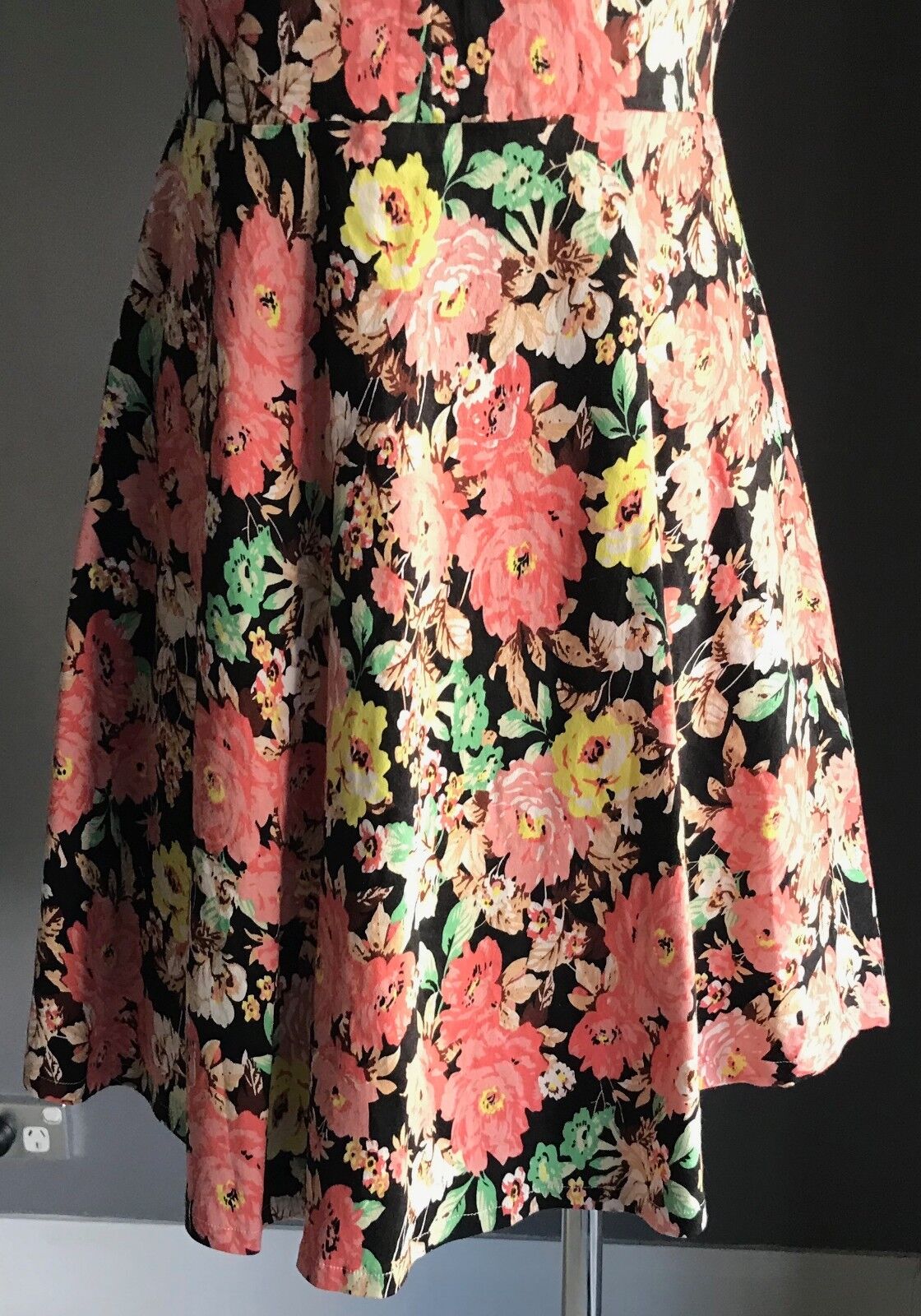 TIMELESS by VANESSA TONG Dress Colourful Floral Sleeveless Frock Size 14 1950s