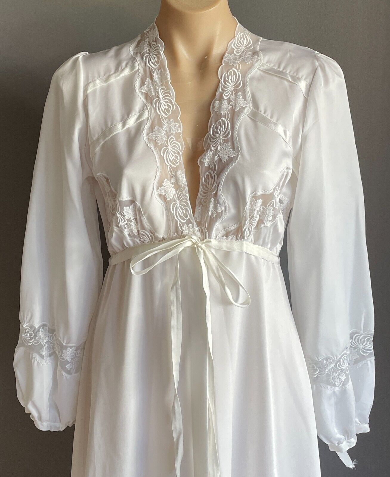 PATRIZIA LIVING Dressing Gown White Long Sleeve Tie Front Lace Silky Robe Sz 12
