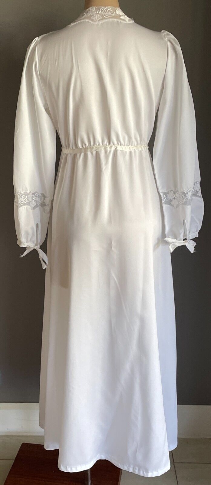 PATRIZIA LIVING Dressing Gown White Long Sleeve Tie Front Lace Silky Robe Sz 12