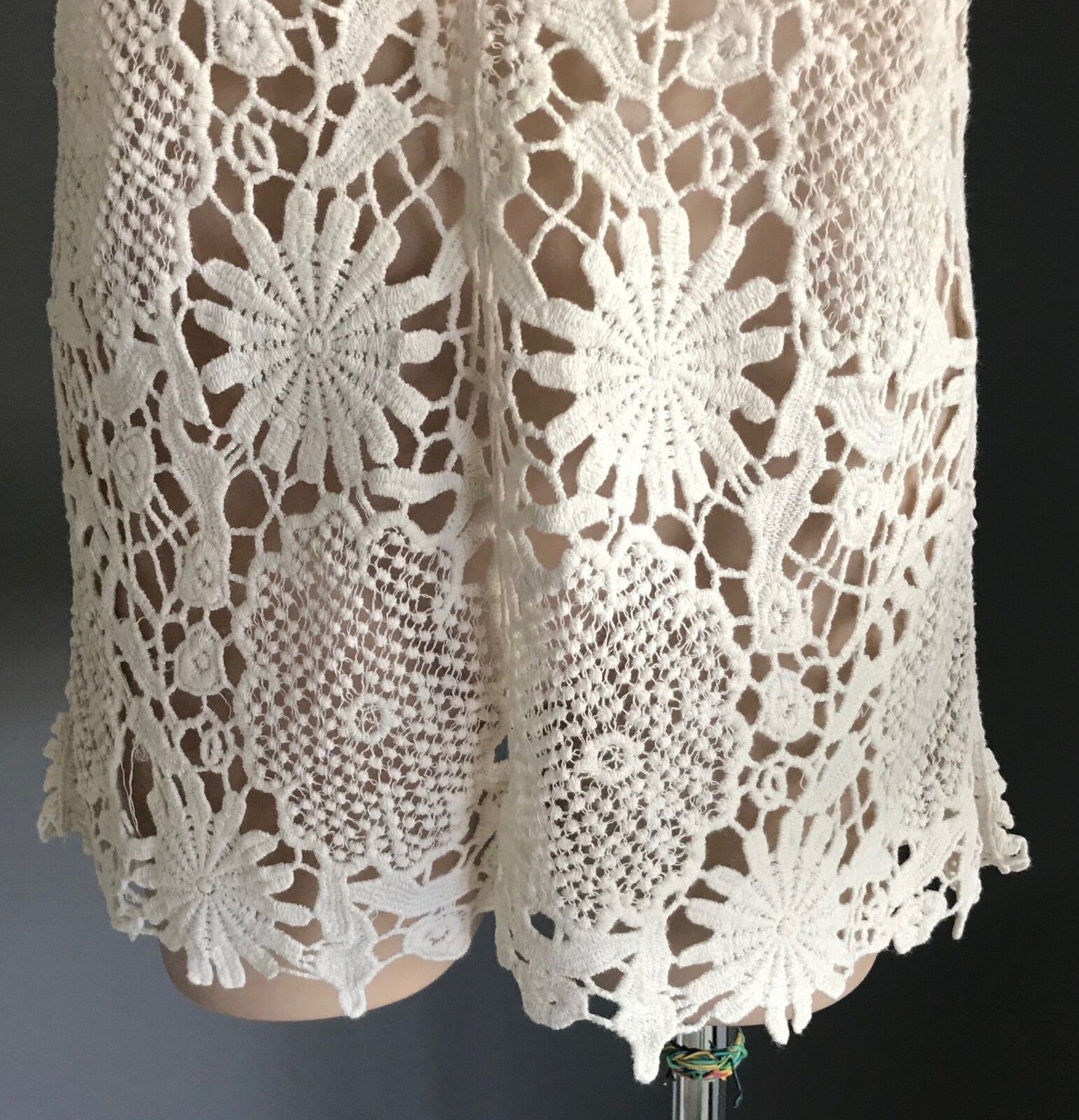 BOHOTIQUE Crochet Top Sheer Slip On Cream Floral Thick Lace Sleeveless Size 10