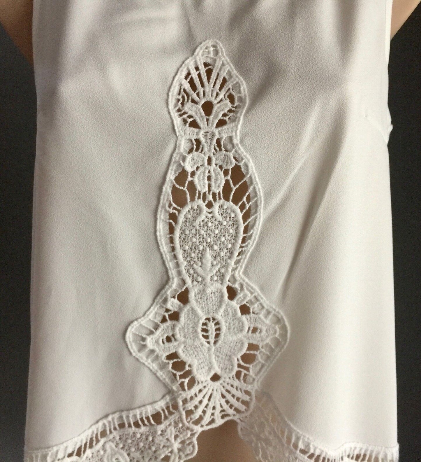 RUMOR BOUTIQUE Top White Sleeveless Lace Trim Asymmetric Hem Size 8 - 10 NEW