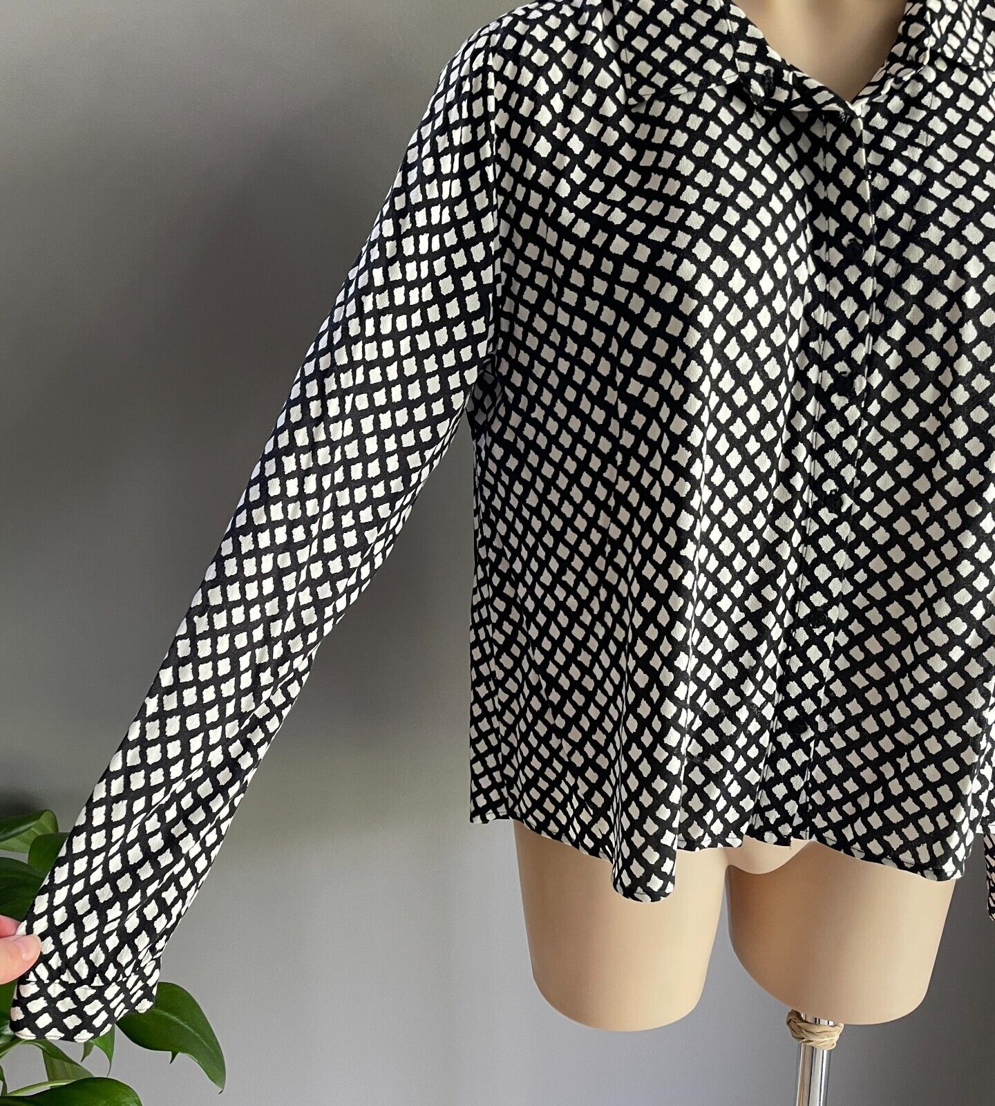 TIGERLILY Shirt Top Black White Foulard Button Front Long Sleeve Blouse Size 10