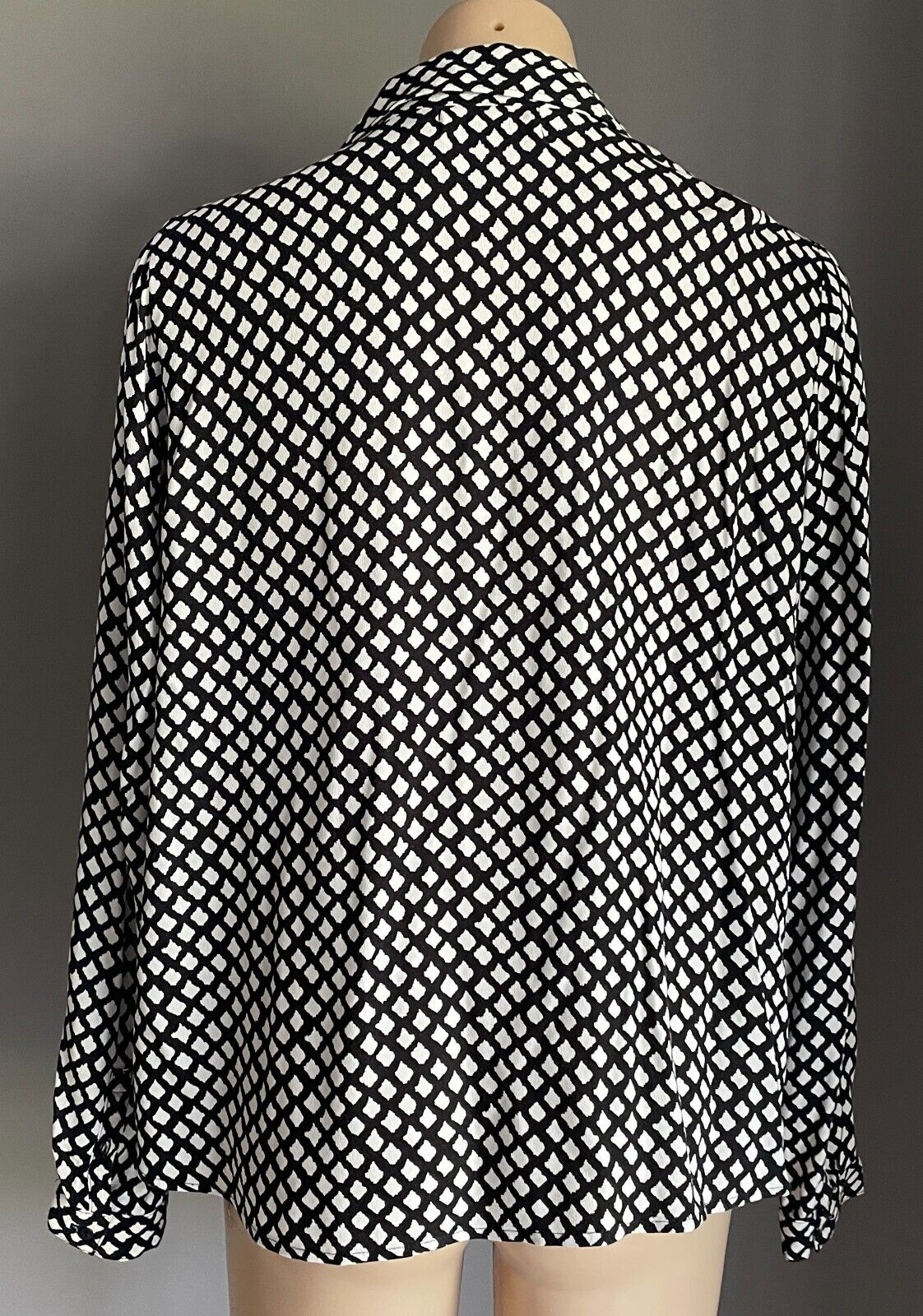 TIGERLILY Shirt Top Black White Foulard Button Front Long Sleeve Blouse Size 10