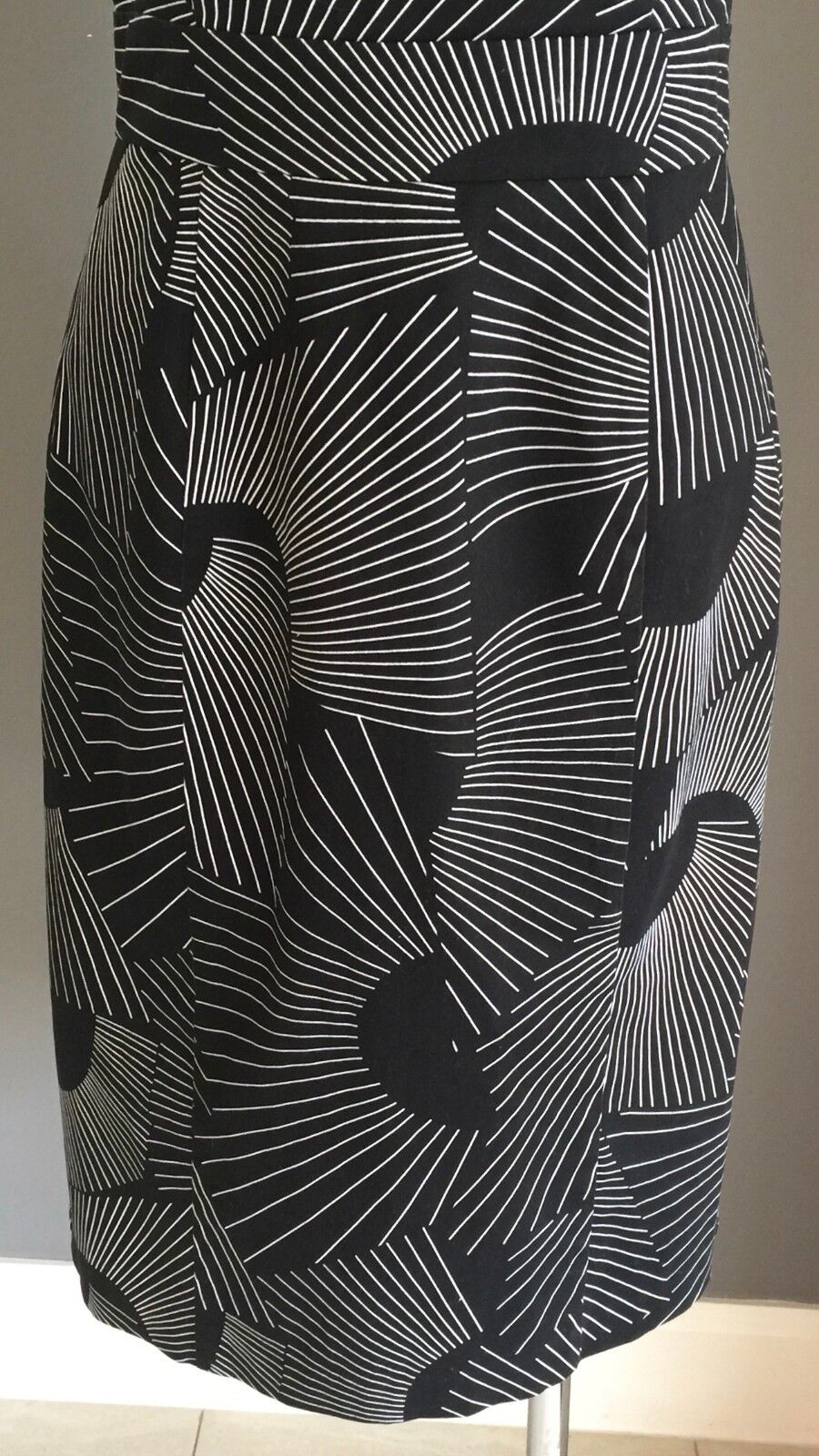 DIANA FERRARI Dress Black & White Print Sleeveless Sheath Frock Size 10