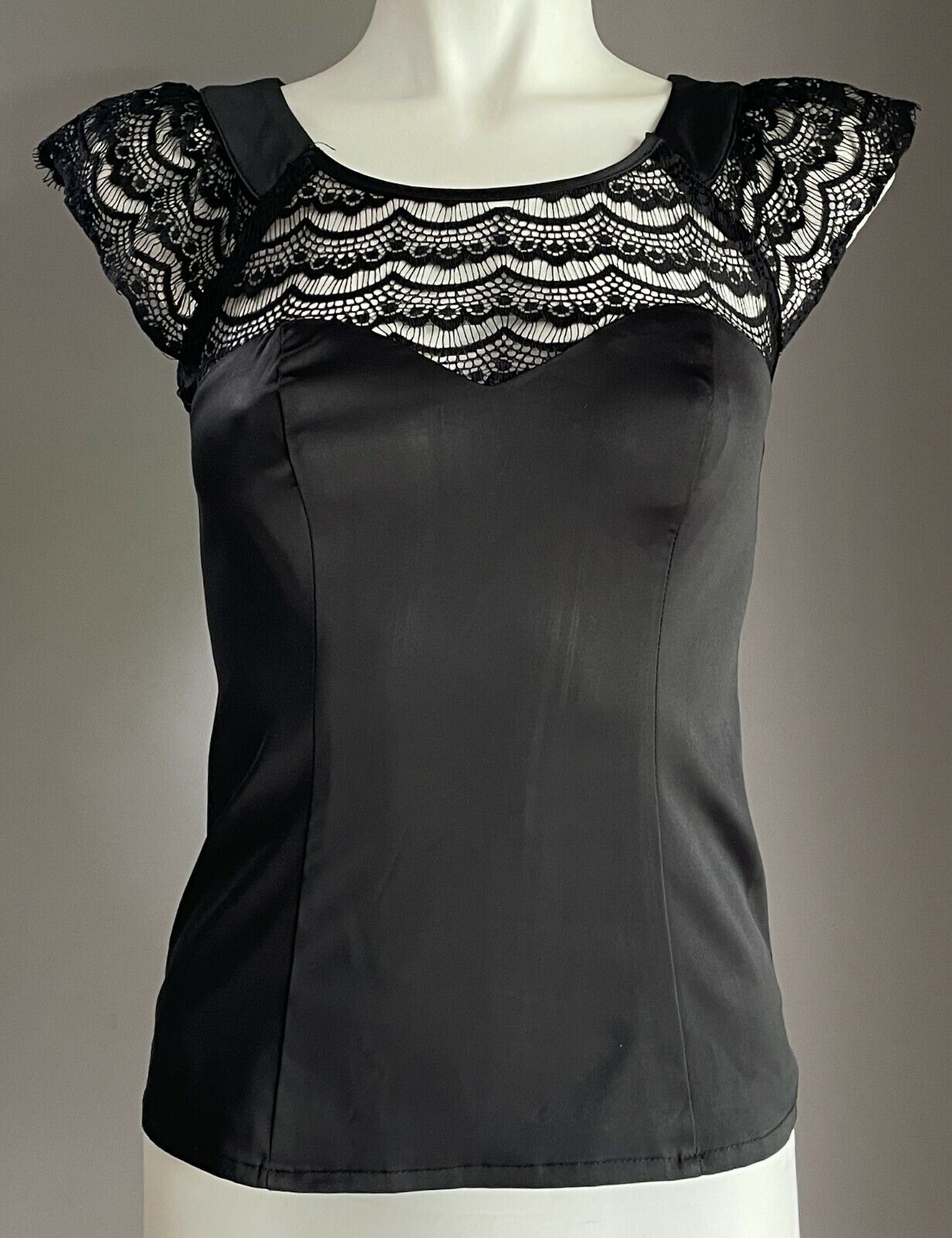 REVIEW Blouse Black Lace & Satin Sleeveless Zip & Bow at Back of Top Sz 6 8 NEW