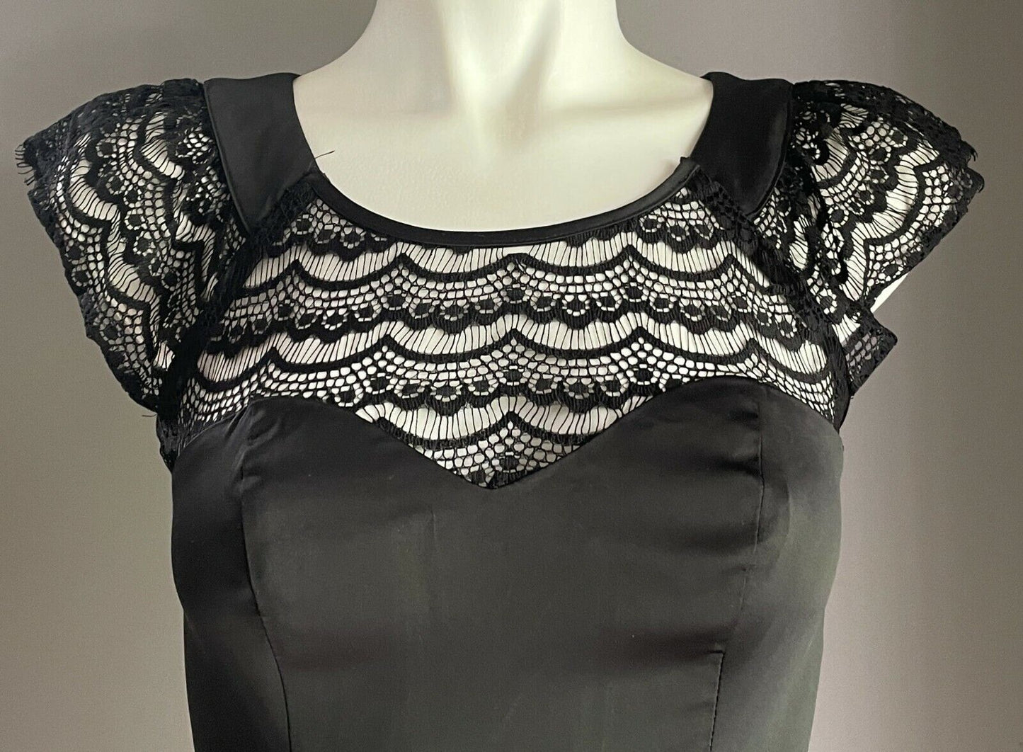 REVIEW Blouse Black Lace & Satin Sleeveless Zip & Bow at Back of Top Sz 6 8 NEW