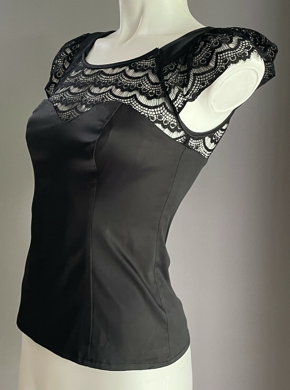 REVIEW Blouse Black Lace & Satin Sleeveless Zip & Bow at Back of Top Sz 6 8 NEW