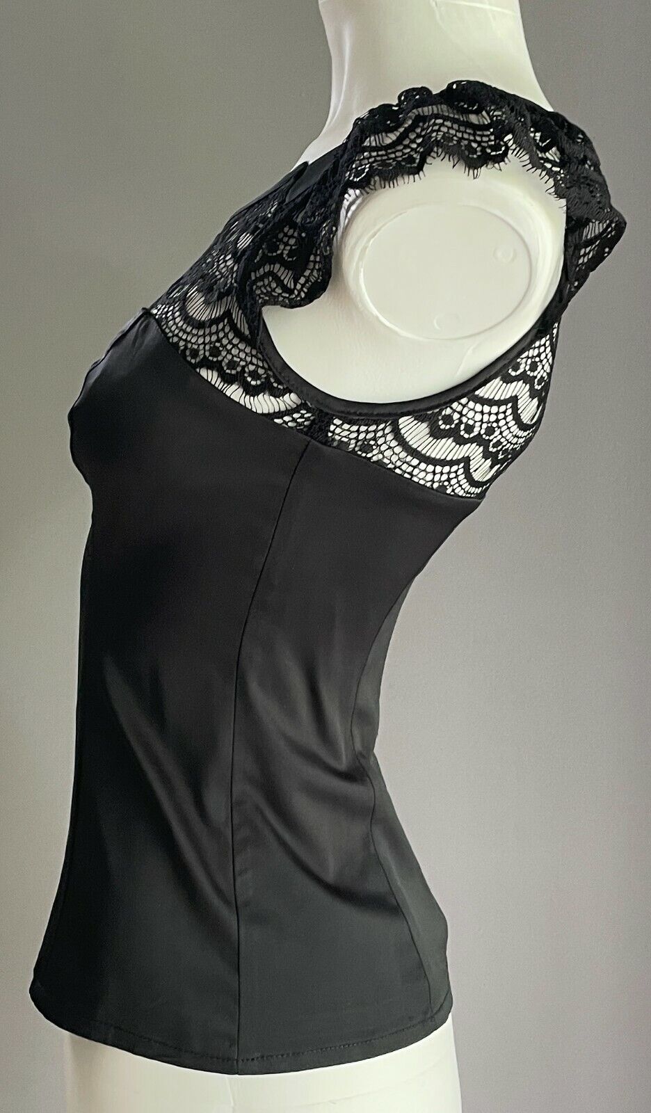 REVIEW Blouse Black Lace & Satin Sleeveless Zip & Bow at Back of Top Sz 6 8 NEW
