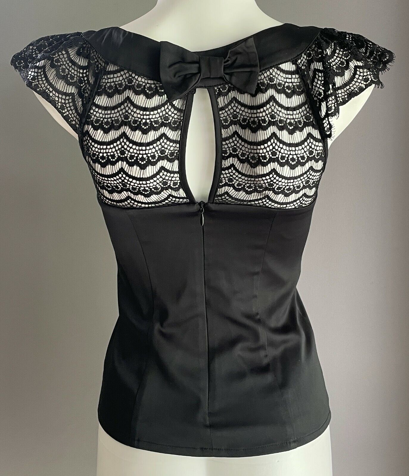 REVIEW Blouse Black Lace & Satin Sleeveless Zip & Bow at Back of Top Sz 6 8 NEW