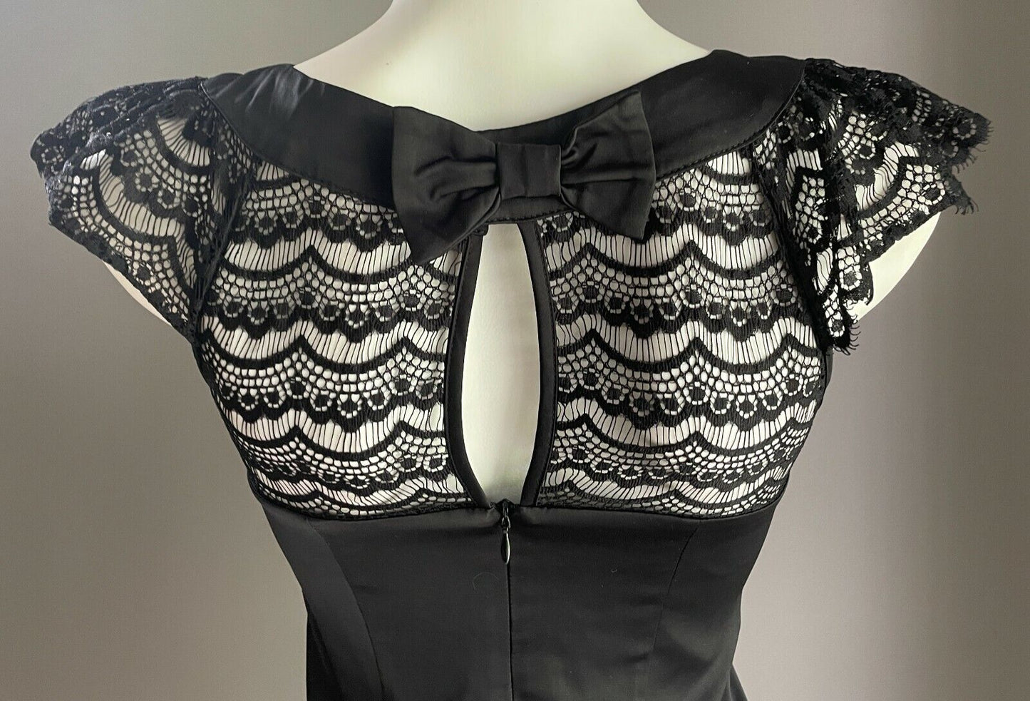 REVIEW Blouse Black Lace & Satin Sleeveless Zip & Bow at Back of Top Sz 6 8 NEW