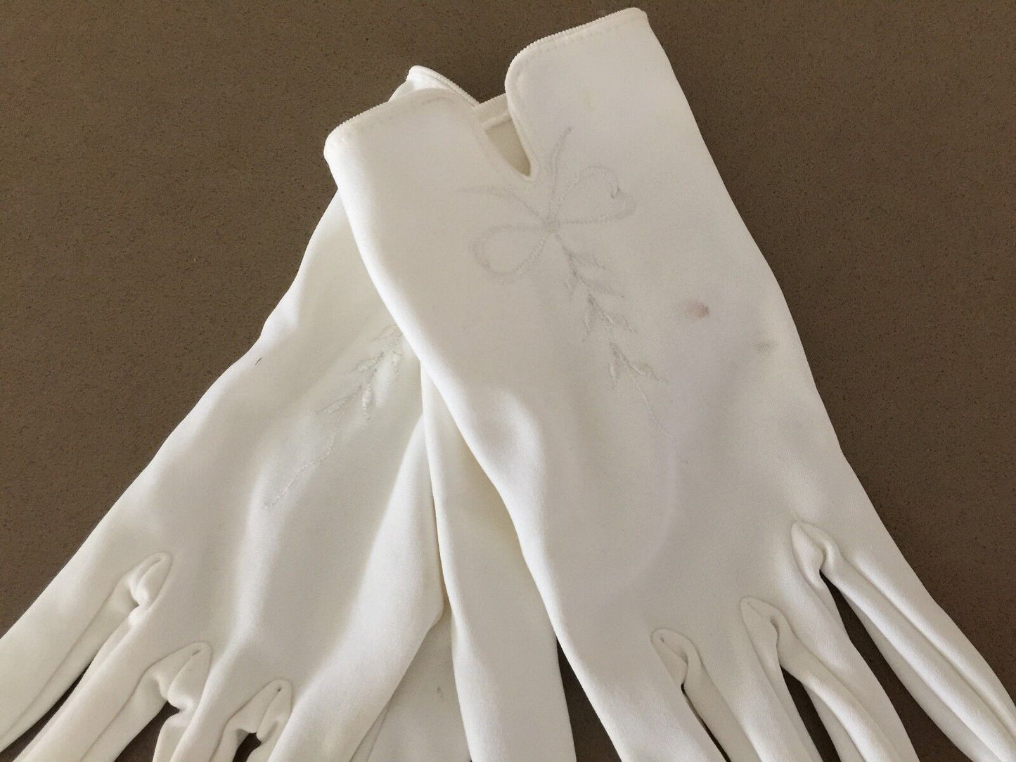Vintage SHORT GLOVES White Floral Embroidered Sz S 17cm Hand Circumference