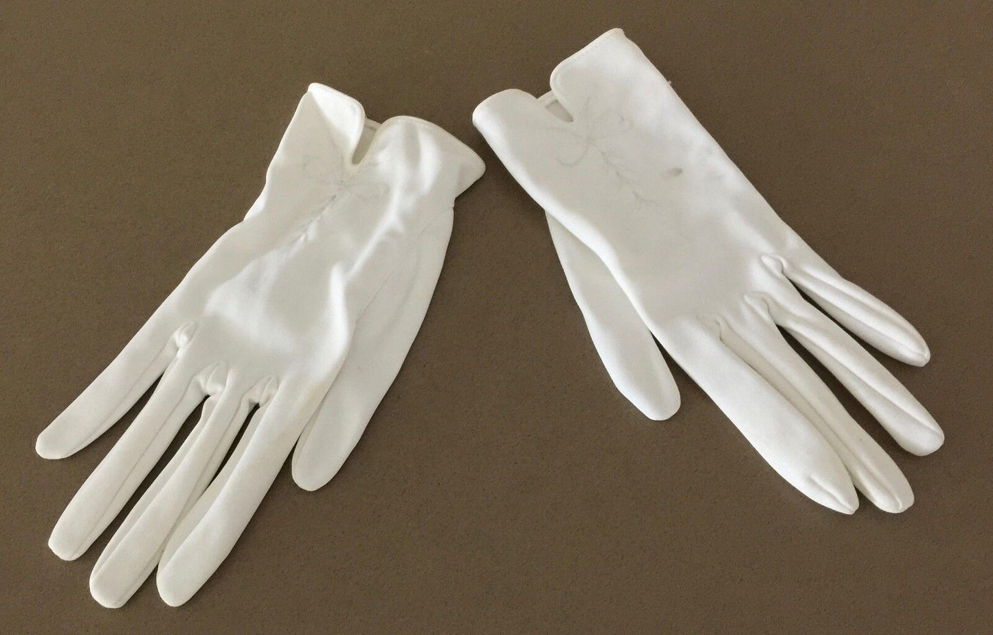 Vintage SHORT GLOVES White Floral Embroidered Sz S 17cm Hand Circumference