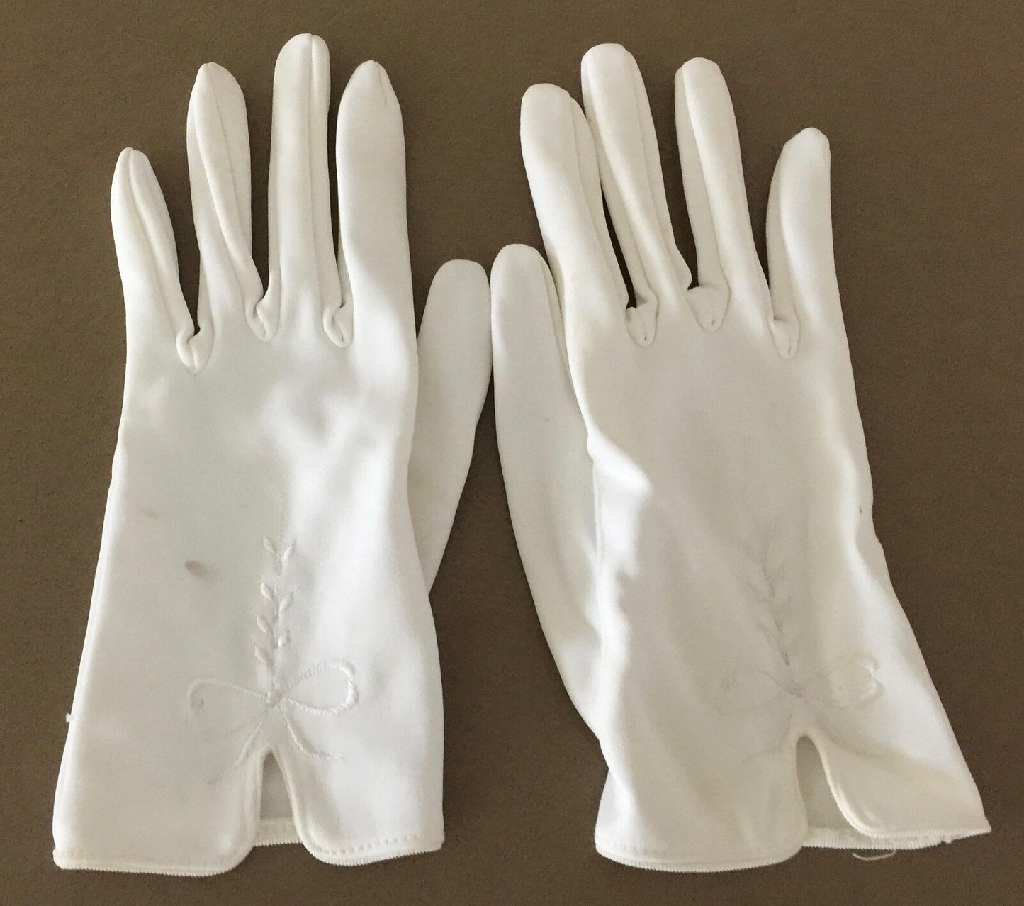 Vintage SHORT GLOVES White Floral Embroidered Sz S 17cm Hand Circumference
